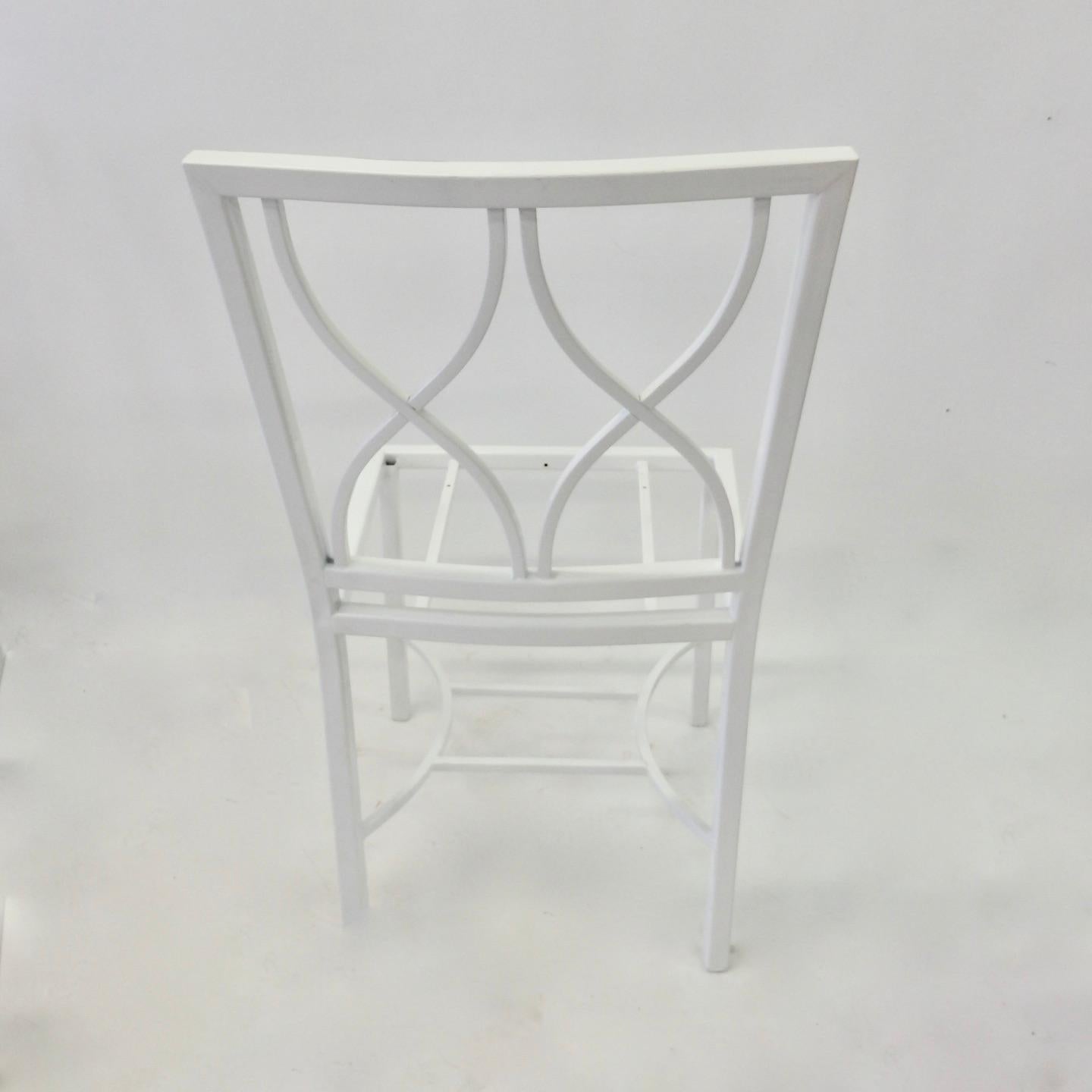 Acht-Licht-Set Set  Weiße Aluminiumstühle mit weißem Ozeano-Leinen (amerikanisch) im Angebot