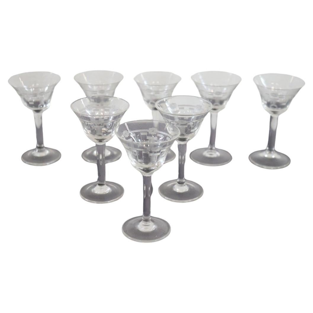 Juego de ocho copas de cristal para licor con decoración refinada