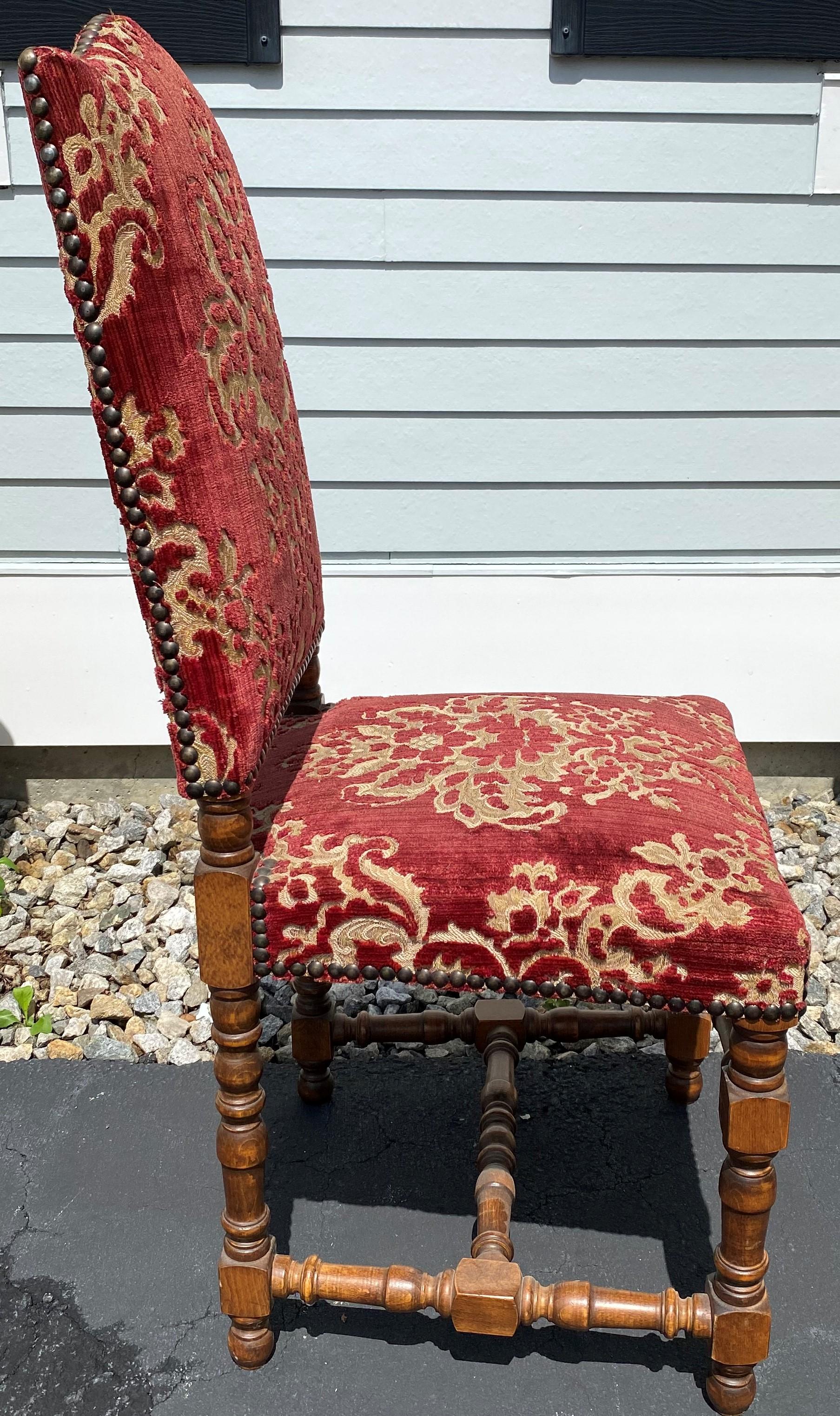 Satz von acht Louis XIII Style Upholstering Side Chairs aus Nussbaumholz (Französisch) im Angebot