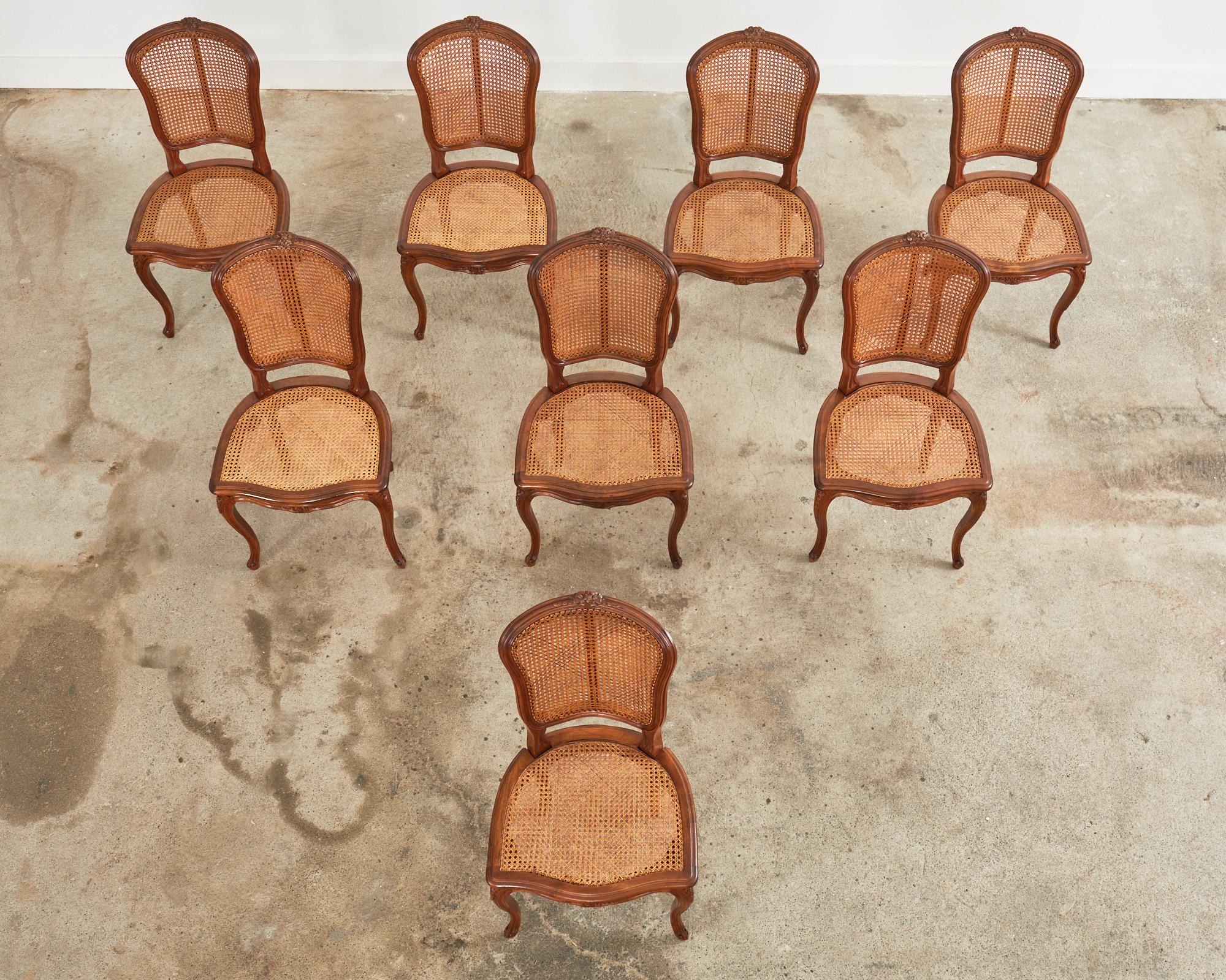 Français Ensemble de huit chaises de salle à manger en noyer cannelé de style Louis XV en vente