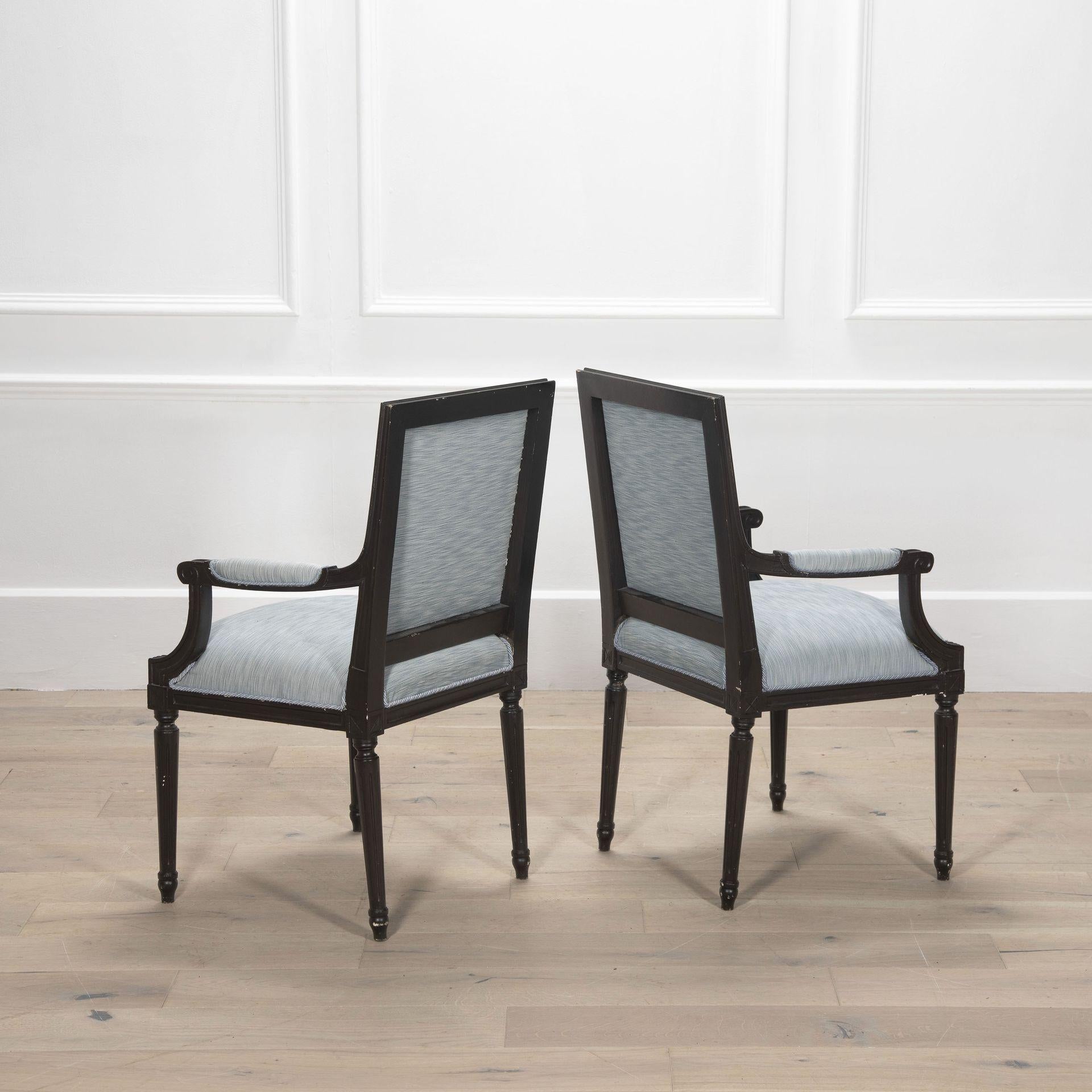 Set di otto sedie Fauteuils francesi ebanizzate in stile Luigi XVI in vendita 4