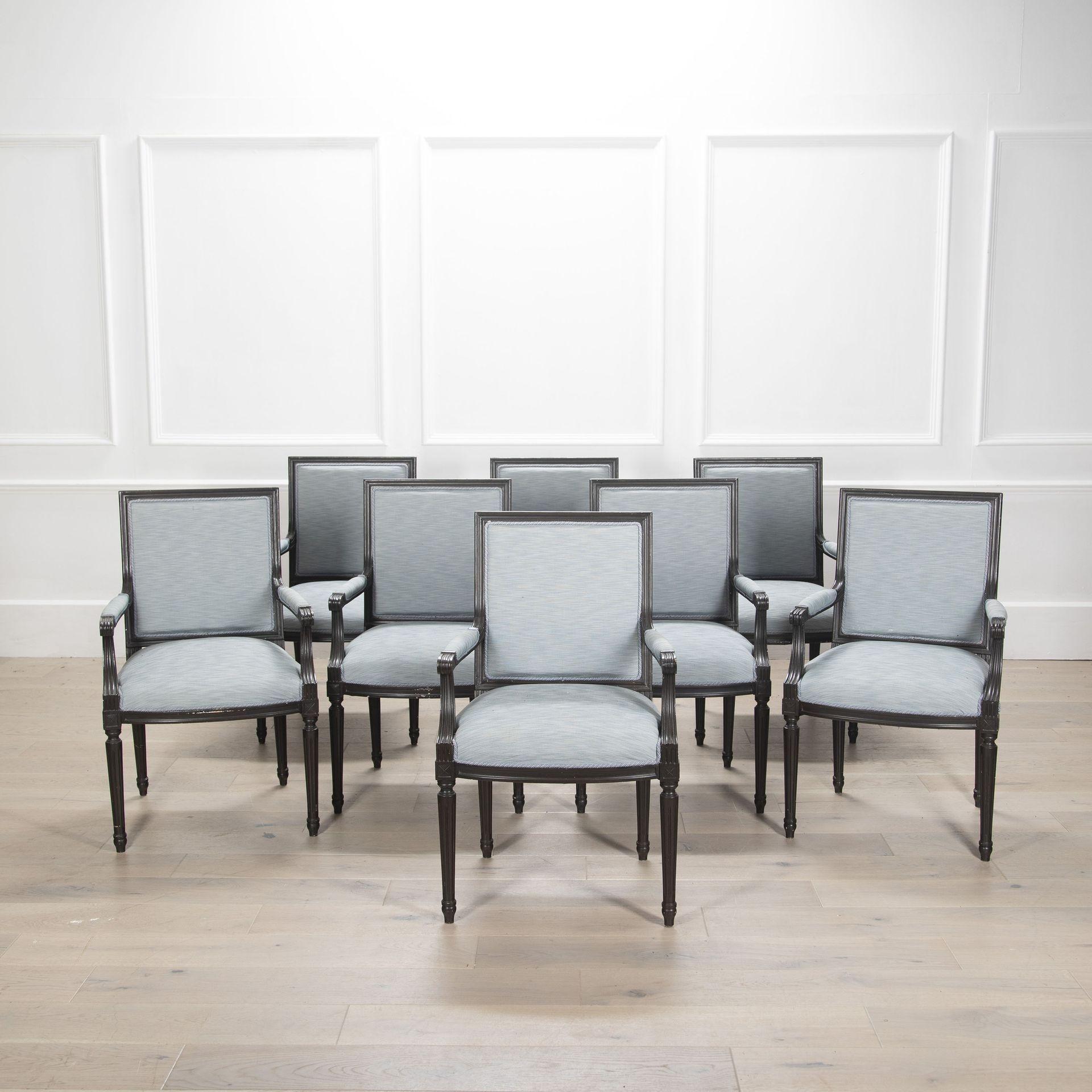 Metà XX secolo Set di otto sedie Fauteuils francesi ebanizzate in stile Luigi XVI in vendita