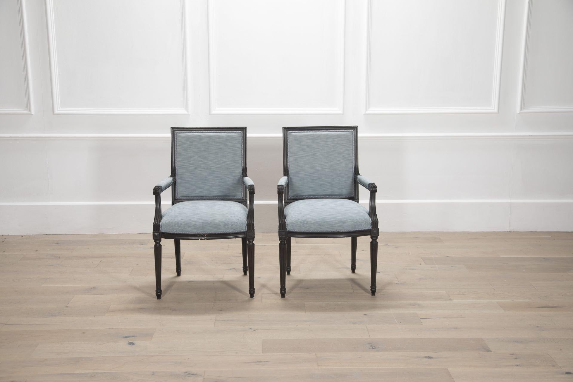Tessuto Set di otto sedie Fauteuils francesi ebanizzate in stile Luigi XVI in vendita
