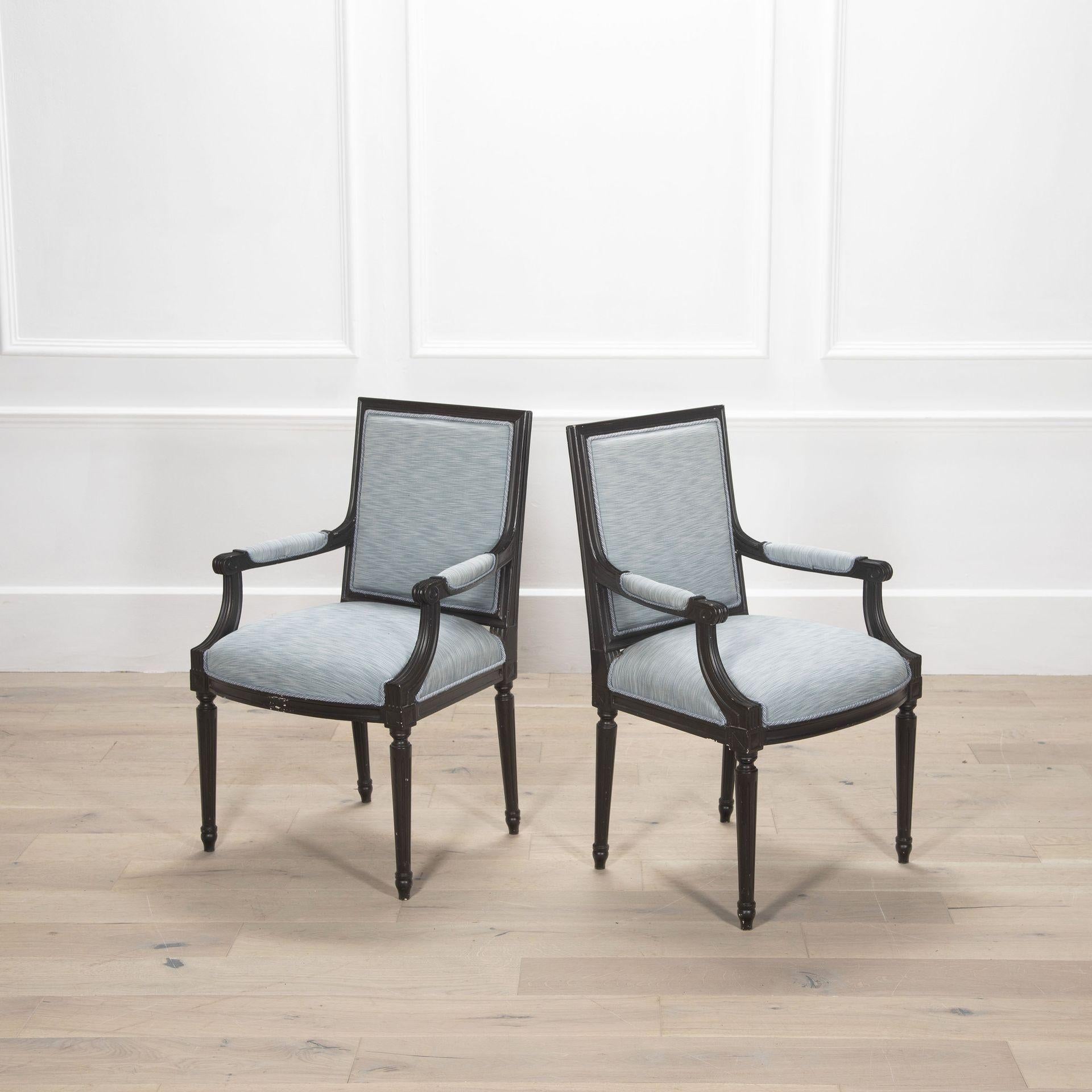 Set di otto sedie Fauteuils francesi ebanizzate in stile Luigi XVI in vendita 1