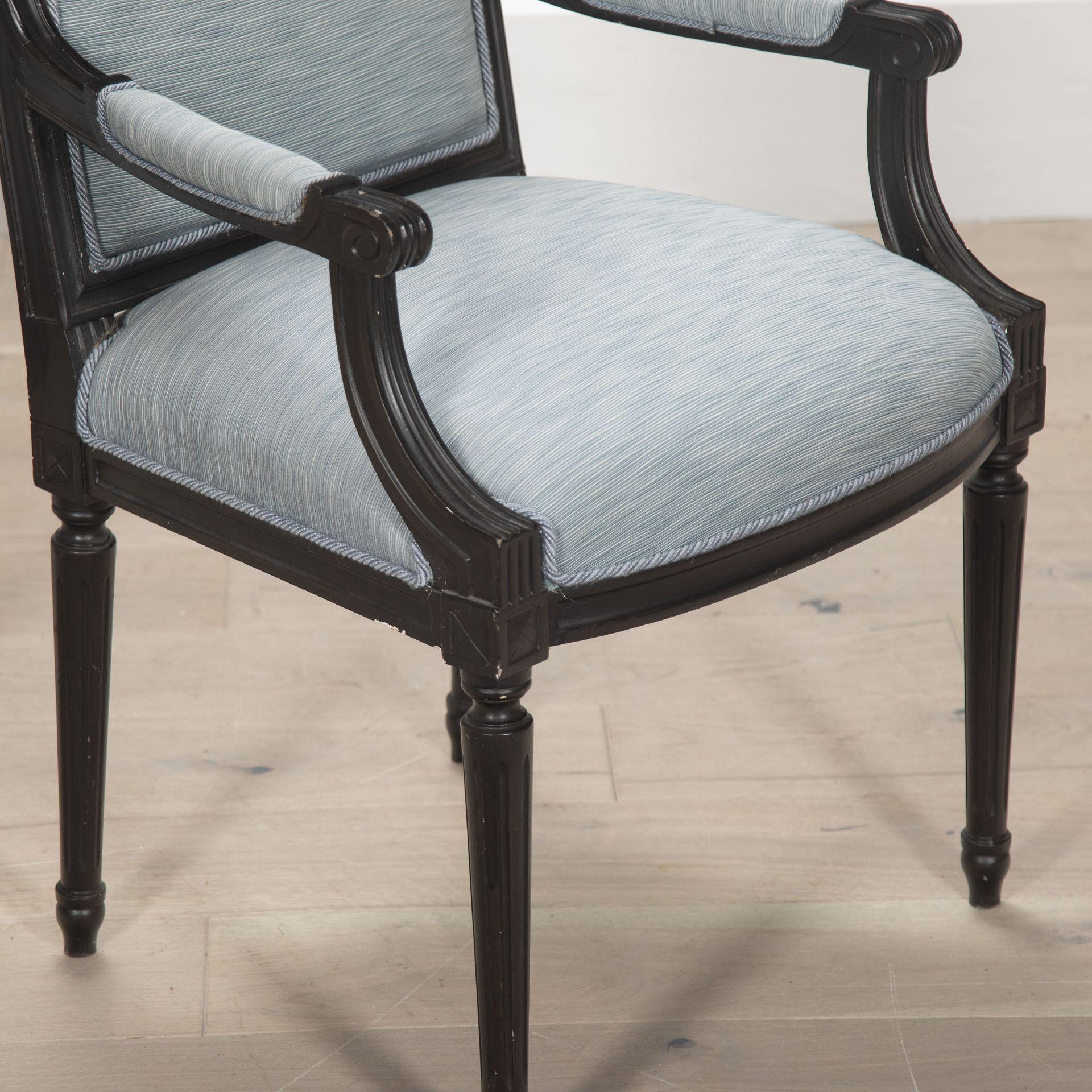 Set di otto sedie Fauteuils francesi ebanizzate in stile Luigi XVI in vendita 2