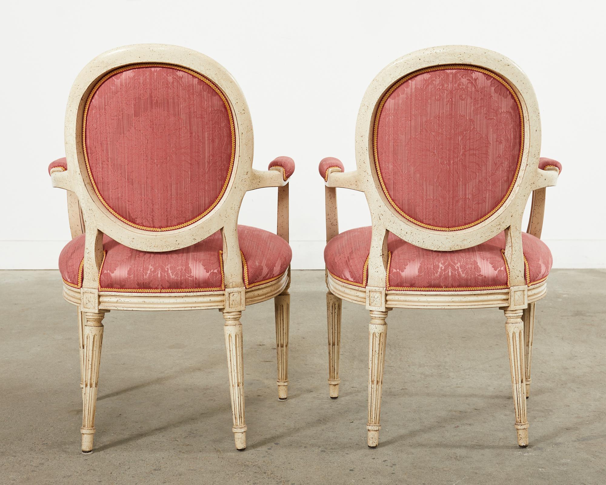 Satz von acht lackierten Esszimmerstühlen im Louis-XVI-Stil  im Angebot 5
