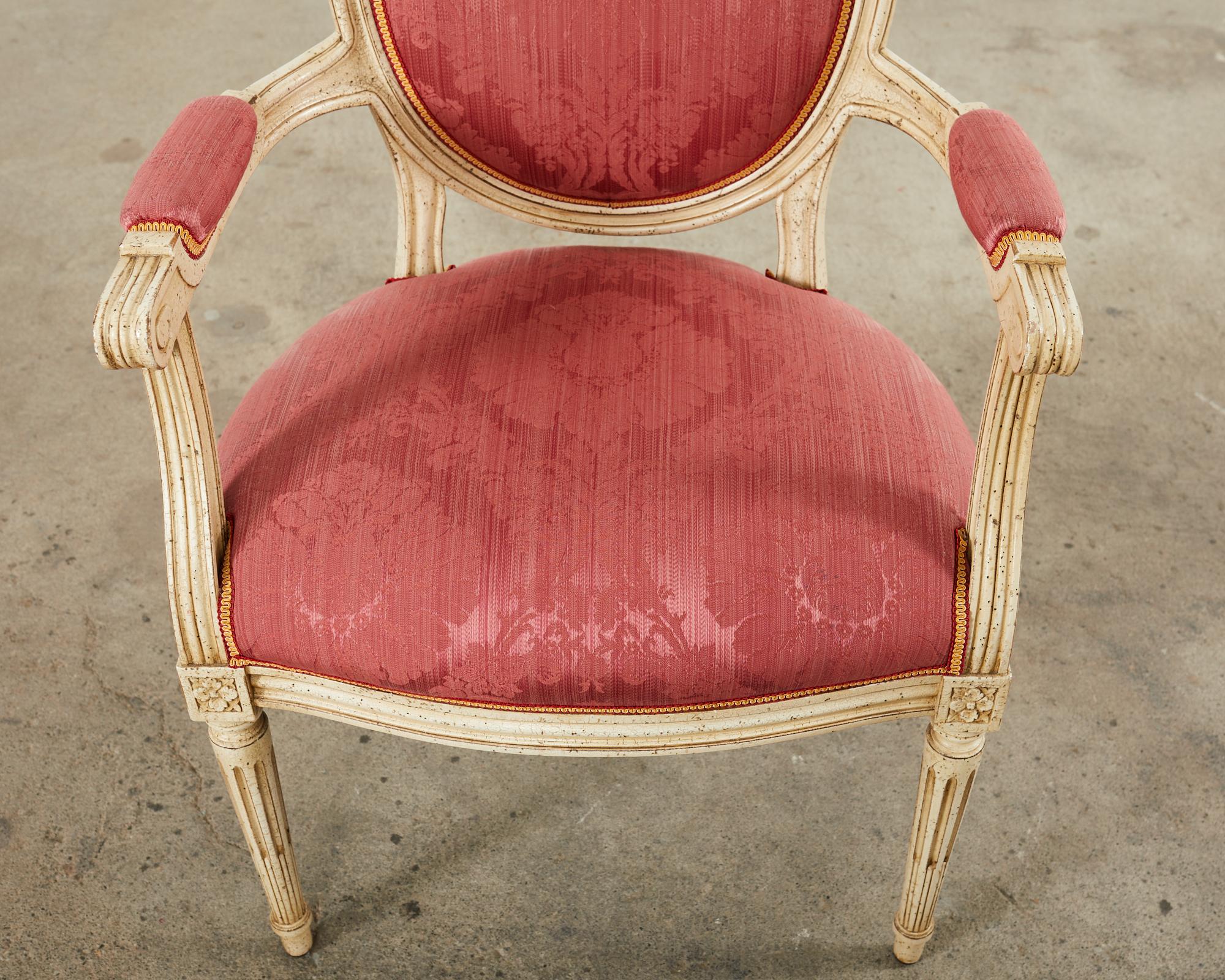 Satz von acht lackierten Esszimmerstühlen im Louis-XVI-Stil  im Angebot 7