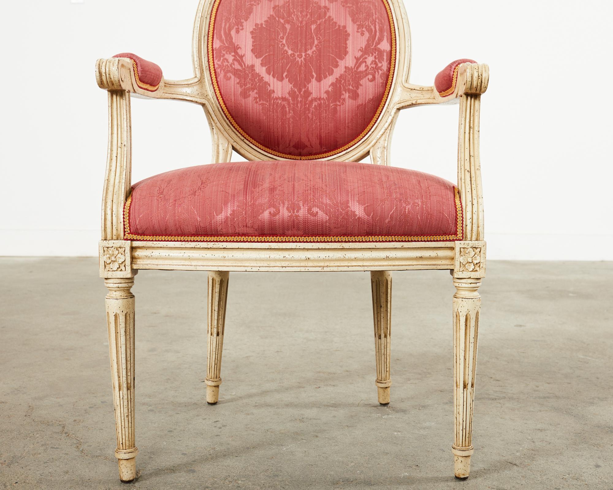 Satz von acht lackierten Esszimmerstühlen im Louis-XVI-Stil  im Angebot 8