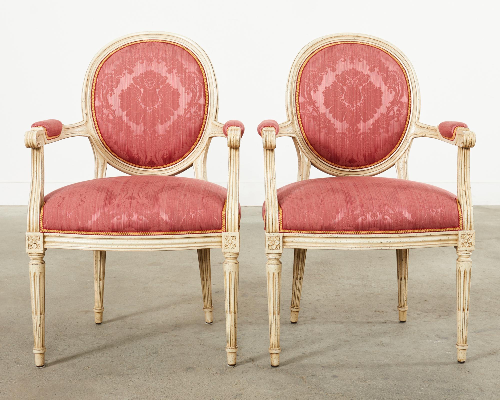 Satz von acht lackierten Esszimmerstühlen im Louis-XVI-Stil  (Handgefertigt) im Angebot