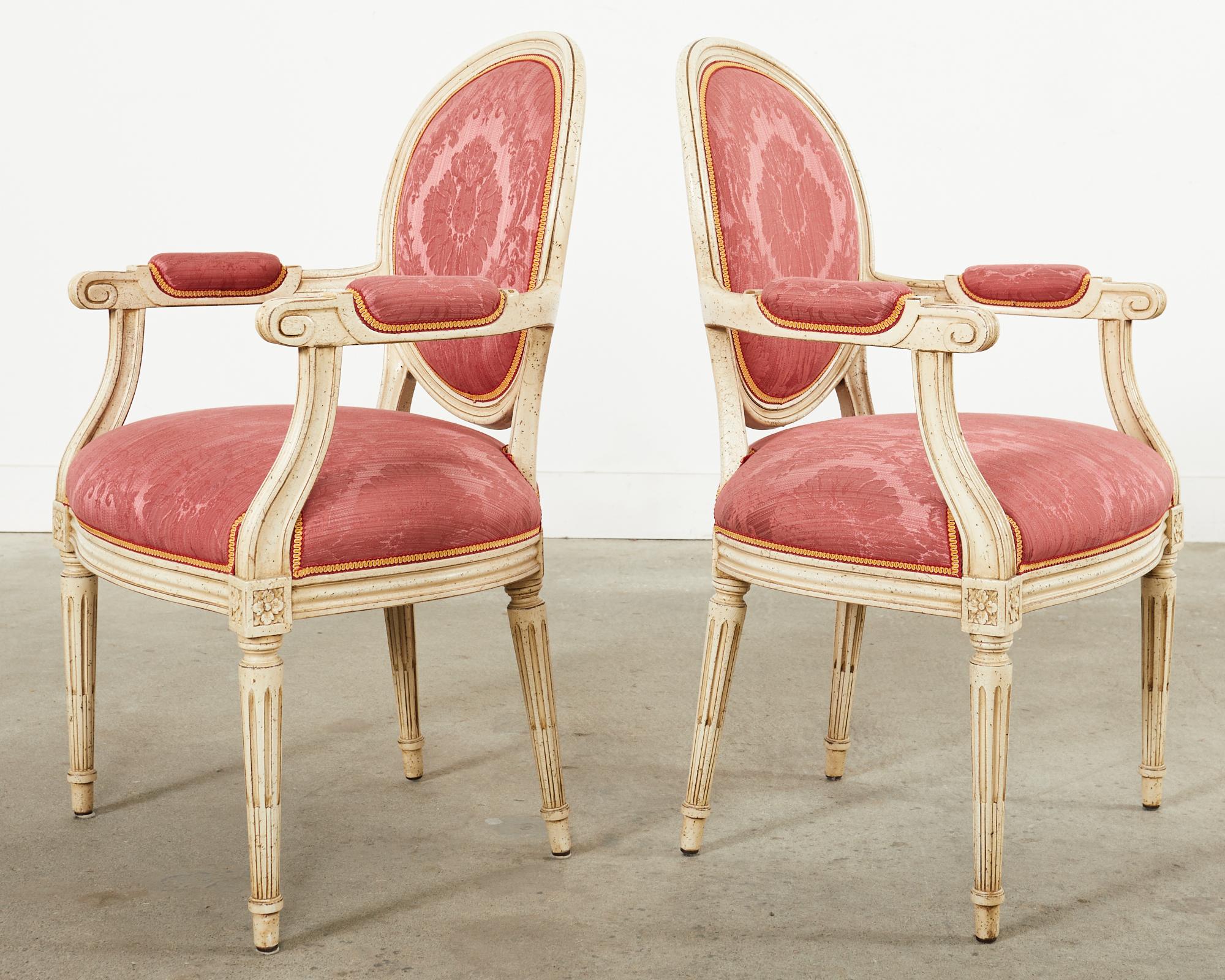 Satz von acht lackierten Esszimmerstühlen im Louis-XVI-Stil  (Stoff) im Angebot