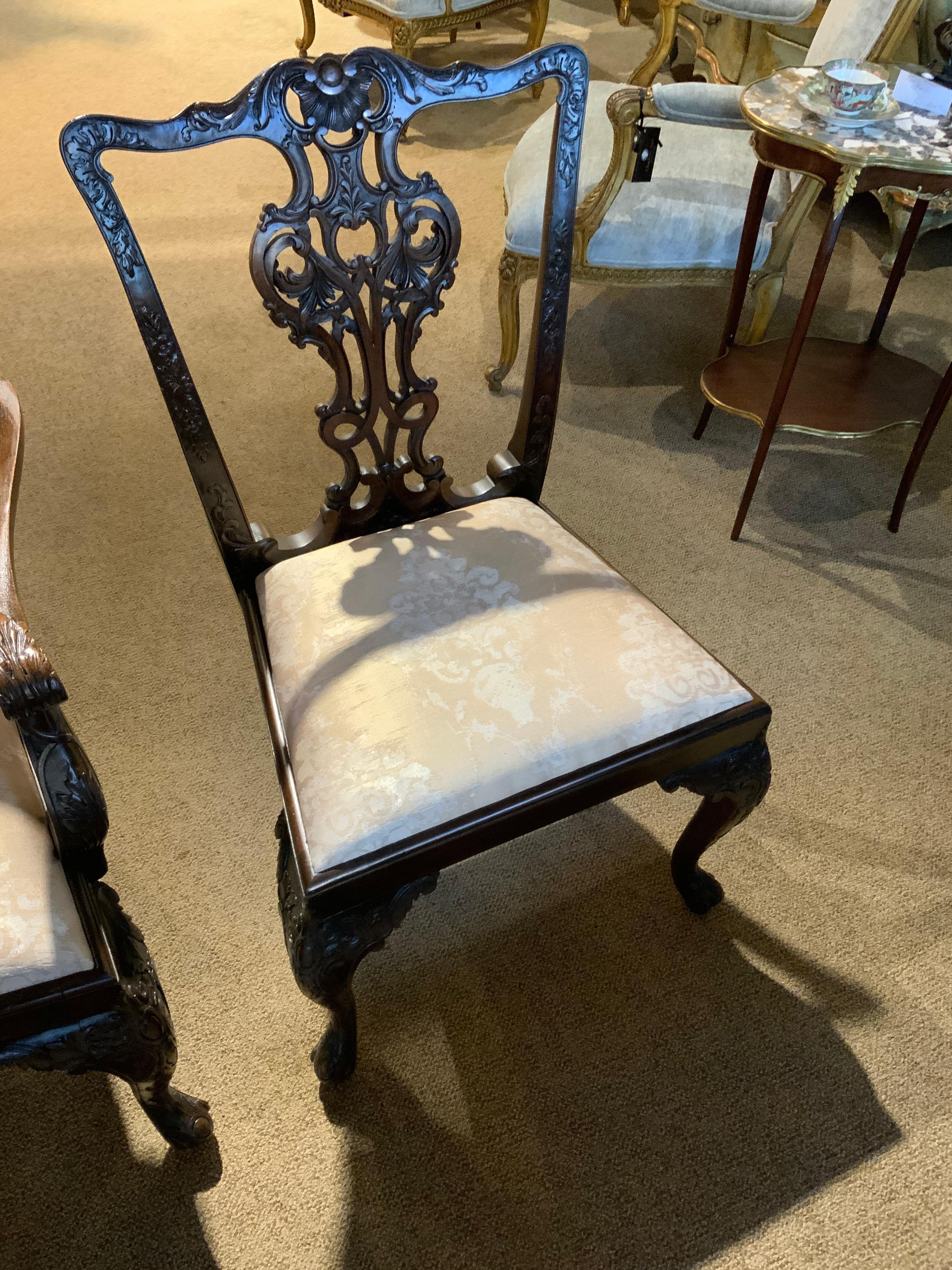 Chippendale Set di otto sedie da pranzo intagliate in stile chippendale in mogano in vendita