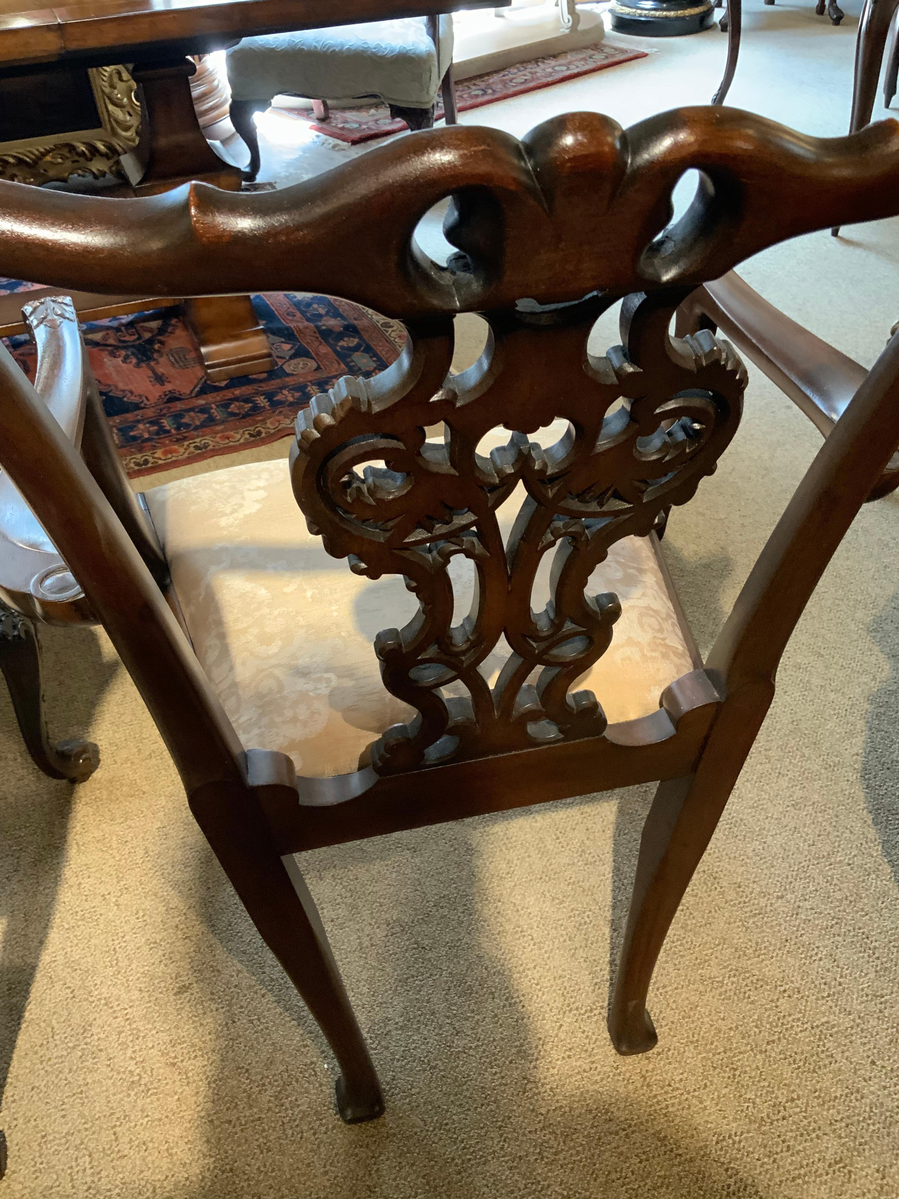 Set di otto sedie da pranzo intagliate in stile chippendale in mogano In condizioni ottime in vendita a Houston, TX