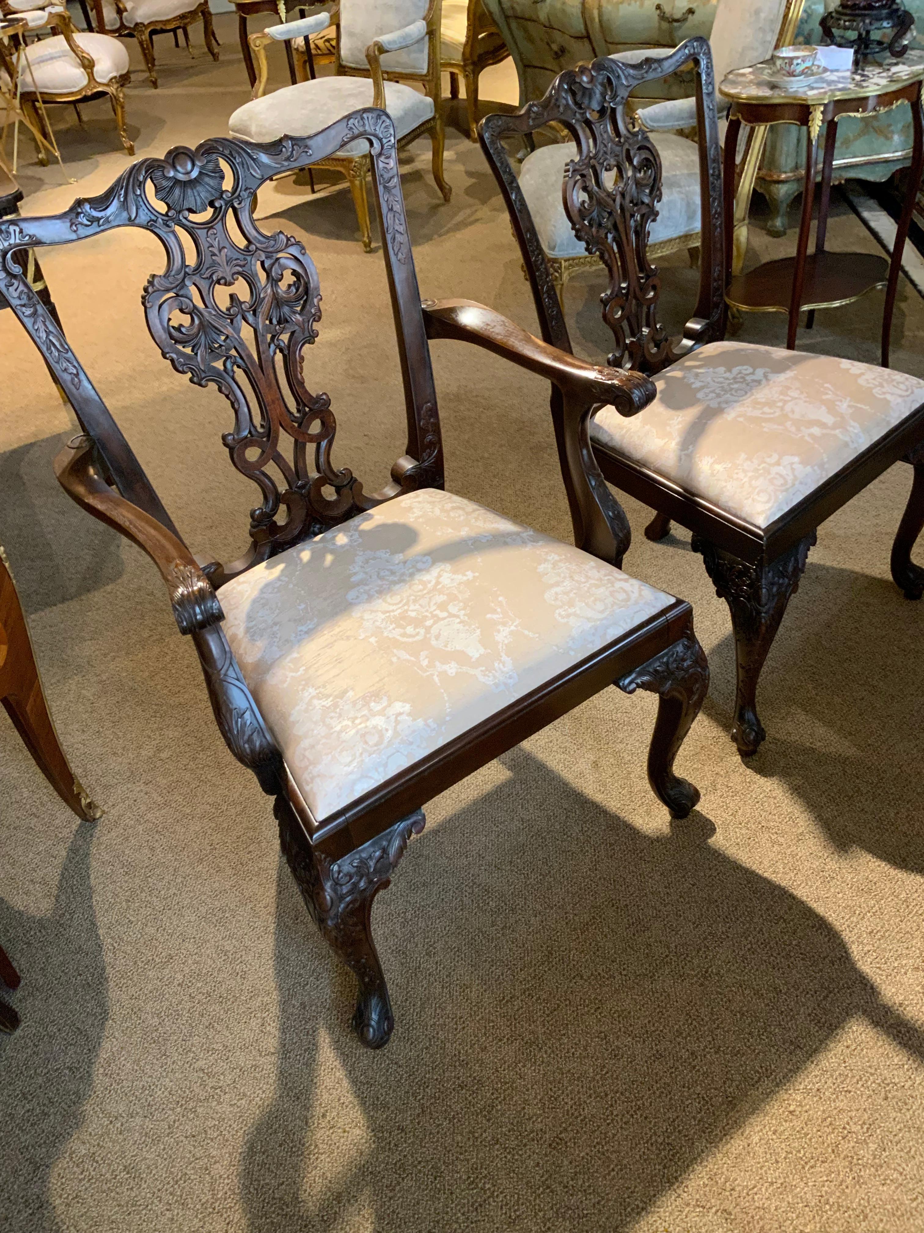 Set di otto sedie da pranzo intagliate in stile chippendale in mogano in vendita 1