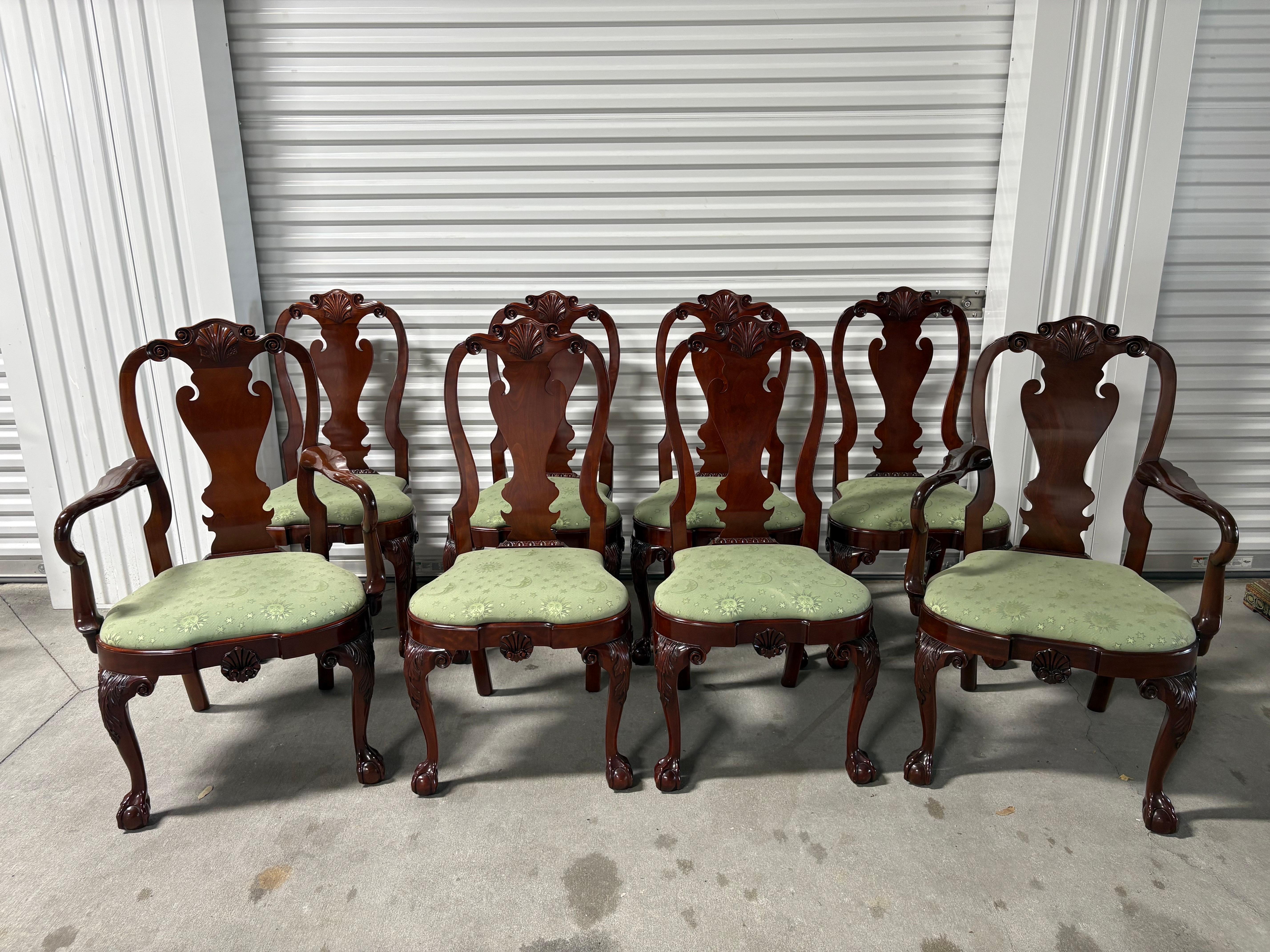 Set di 8 sedie da pranzo in mogano di Kindel.  Piedi a sfera e artiglio della collezione Winterthur.  Due poltrone e sei sedie laterali

Lato 21,25 l x 18,25
