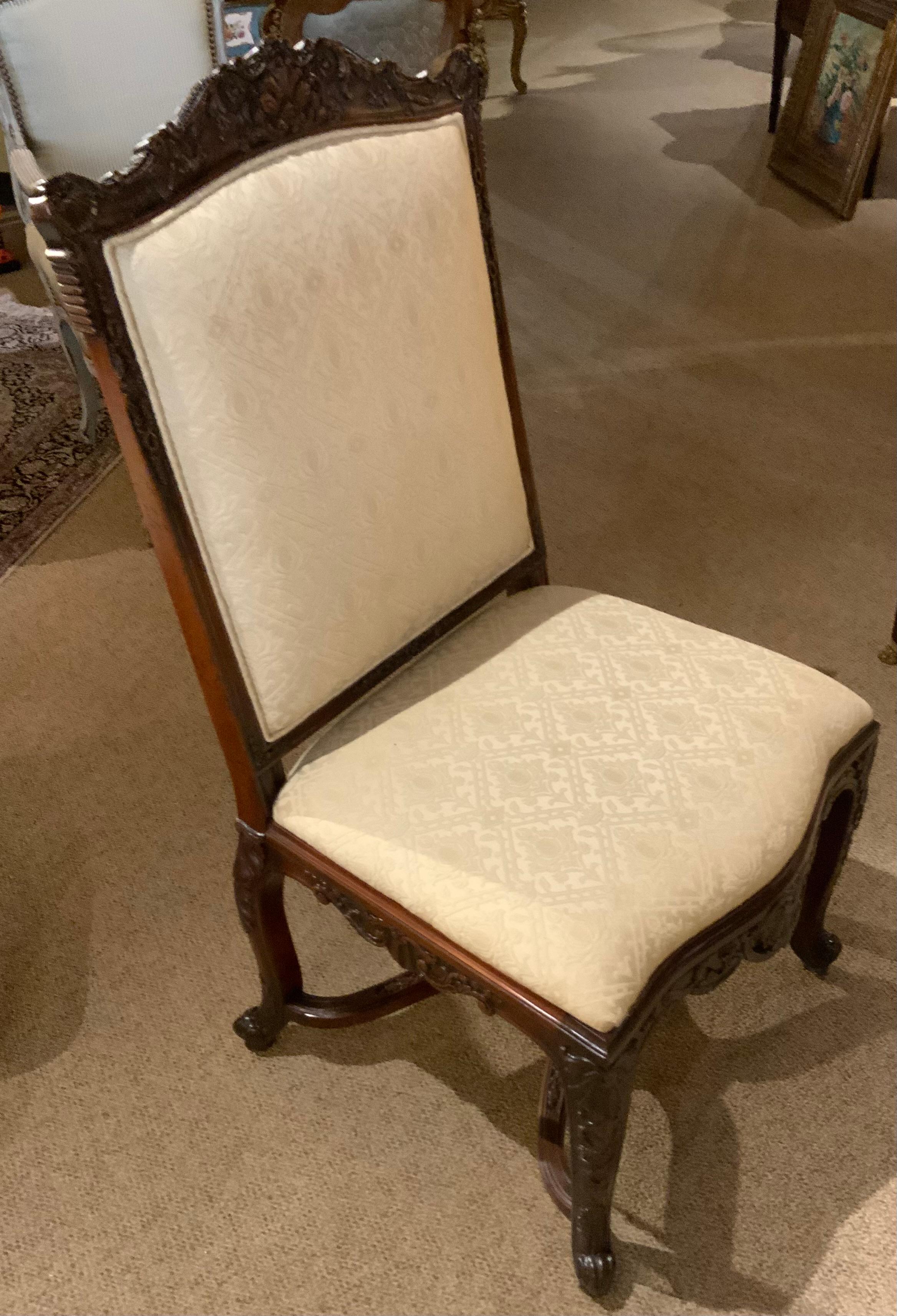 Intagliato Set di otto sedie da pranzo in mogano, stile Luigi XV, con alti schienali imbottiti in vendita