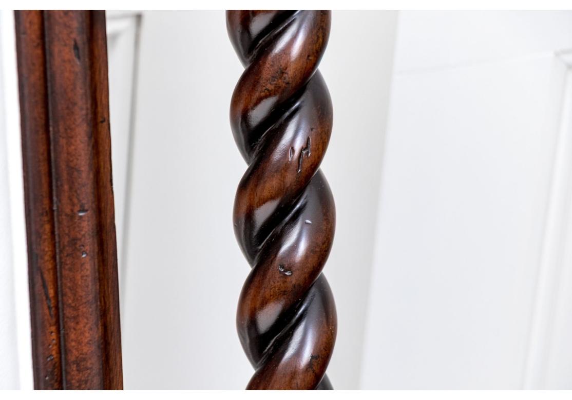 Un ouvrage très bien conçu  Ensemble décoratif de chaises de salle à manger Maitland Smith dans un élégant style jacobéen, comprenant deux fauteuils et six chaises d'appoint. Les chaises sont dotées d'un dossier central rembourré en similicuir