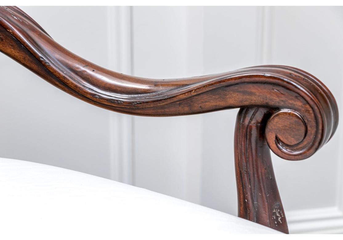 Ensemble de huit chaises de salle à manger de style jacobéen Maitland Smith État moyen - En vente à Bridgeport, CT