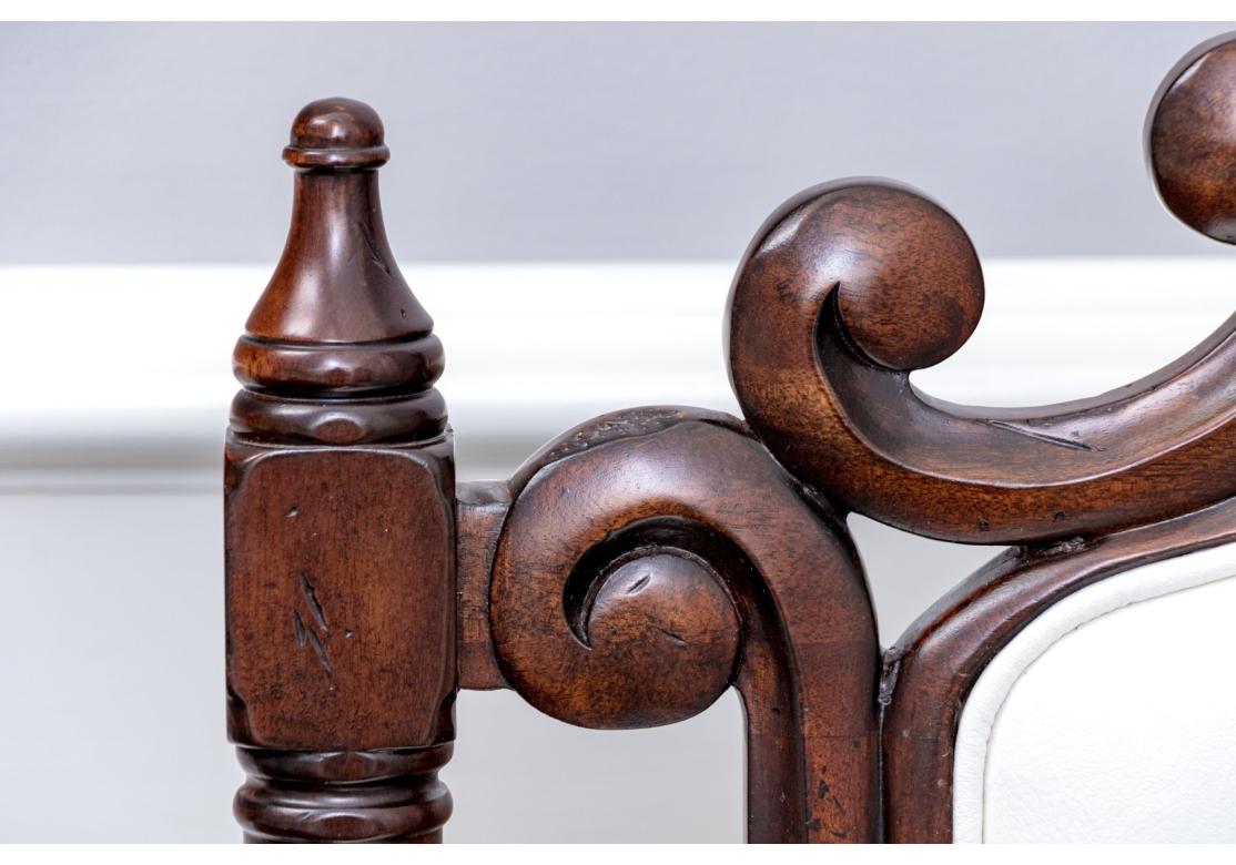 Imitation cuir Ensemble de huit chaises de salle à manger de style jacobéen Maitland Smith en vente