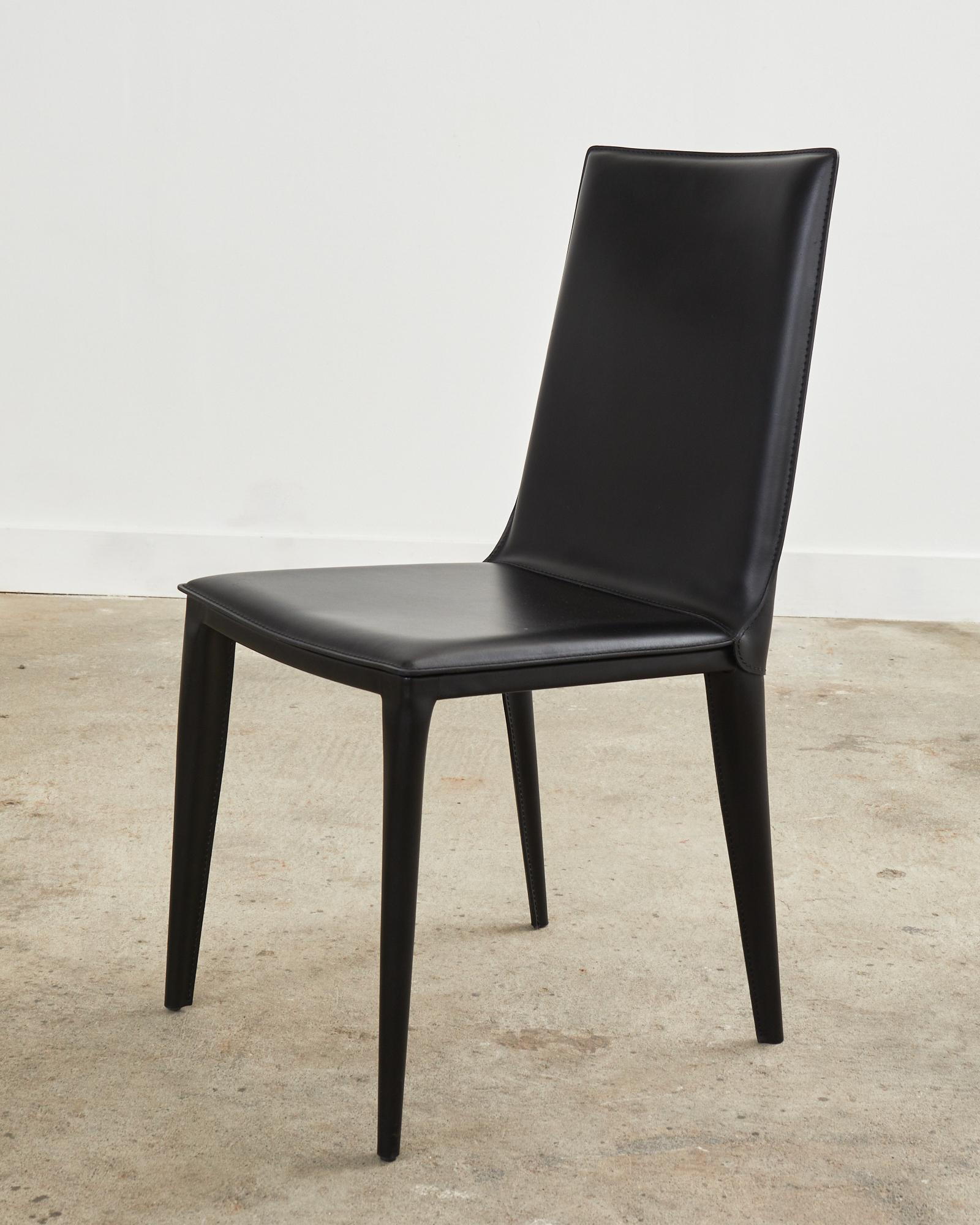Ensemble de huit chaises de salle à manger italiennes en cuir de style Mario Bellini par Frag en vente 7