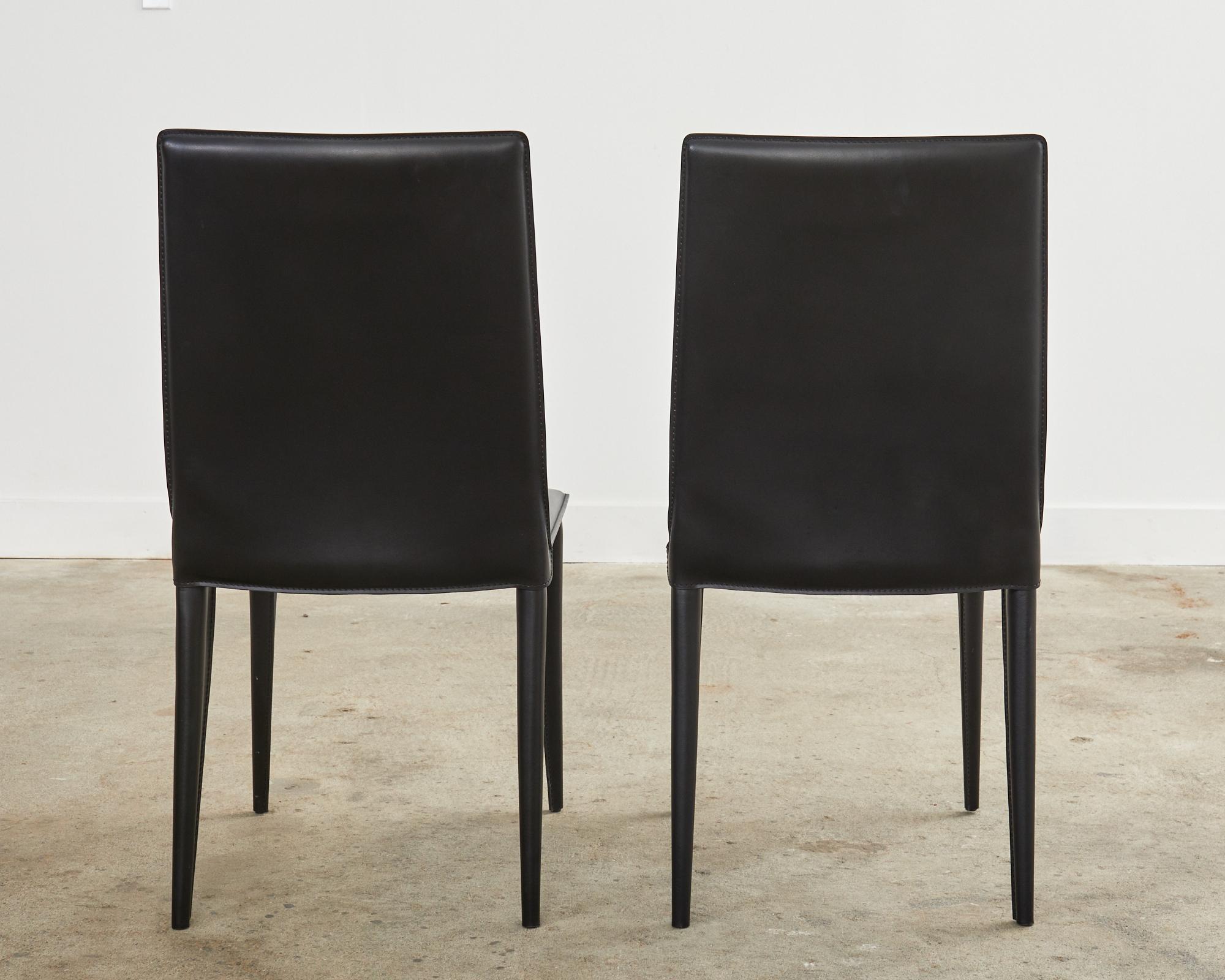 Satz von acht italienischen Leder-Esszimmerstühlen im Mario Bellini-Stil von Frag 10