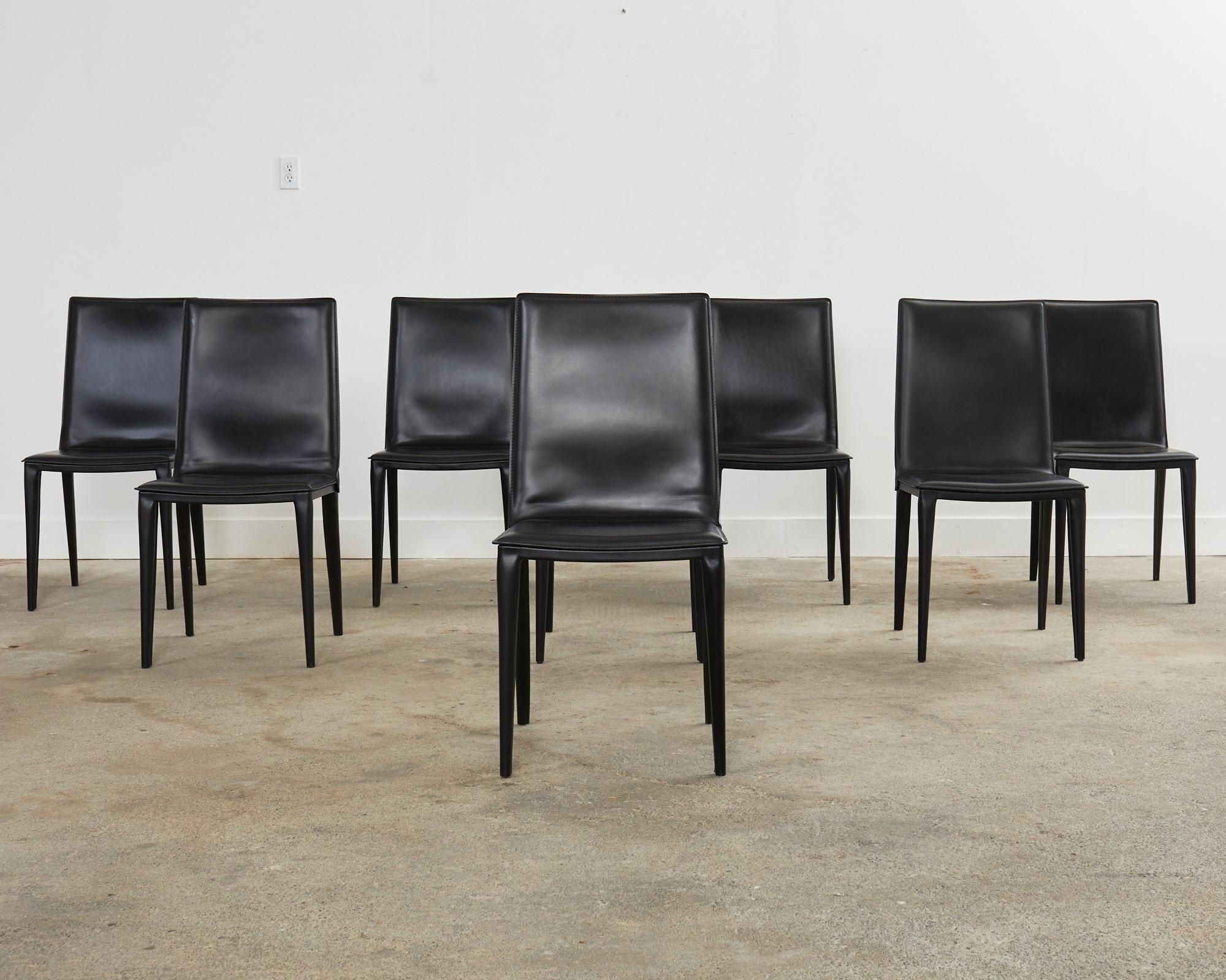 Moderne Ensemble de huit chaises de salle à manger italiennes en cuir de style Mario Bellini par Frag en vente