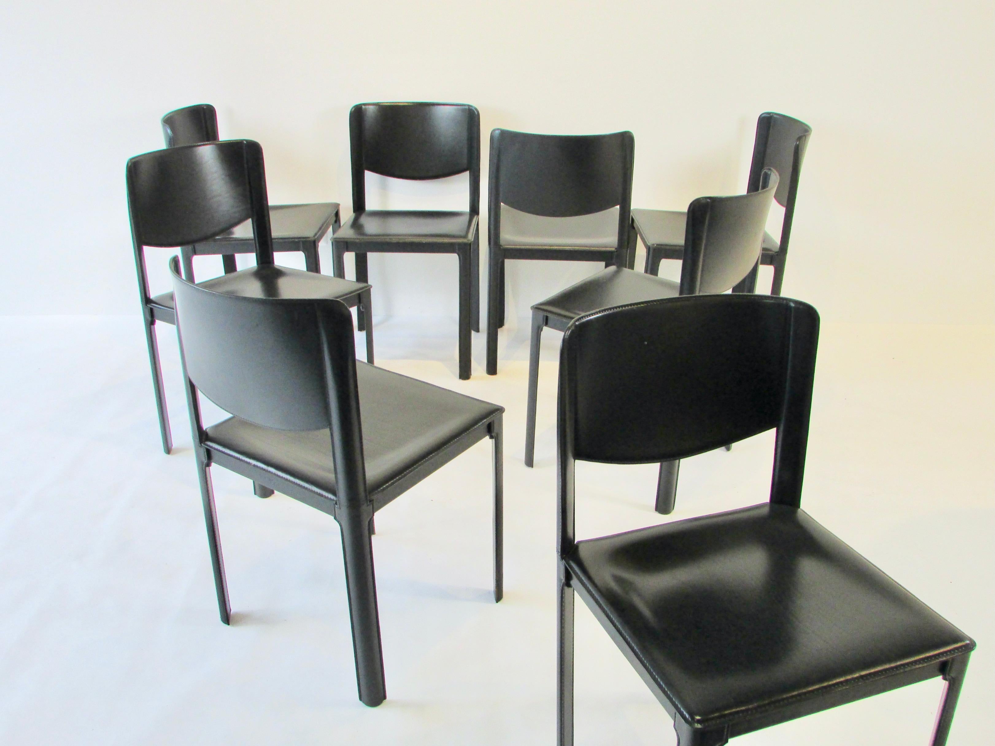 Juego de ocho sillas de comedor de cuero negro italiano Matteo Grassi en venta 4