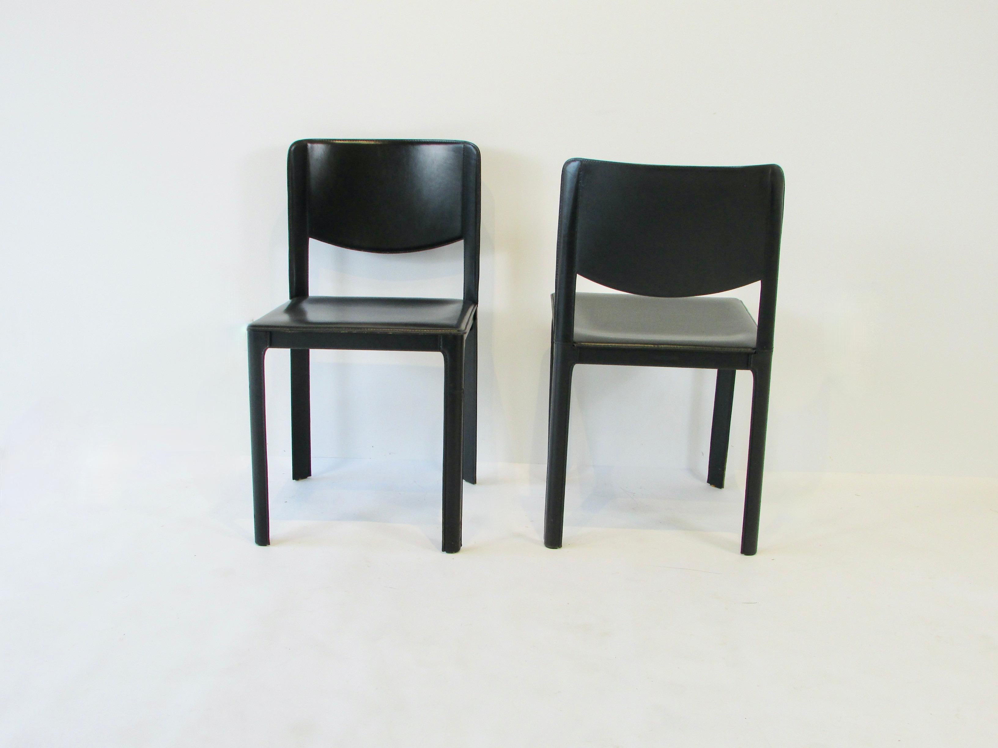 Juego de ocho sillas de comedor de cuero negro italiano Matteo Grassi en venta 6