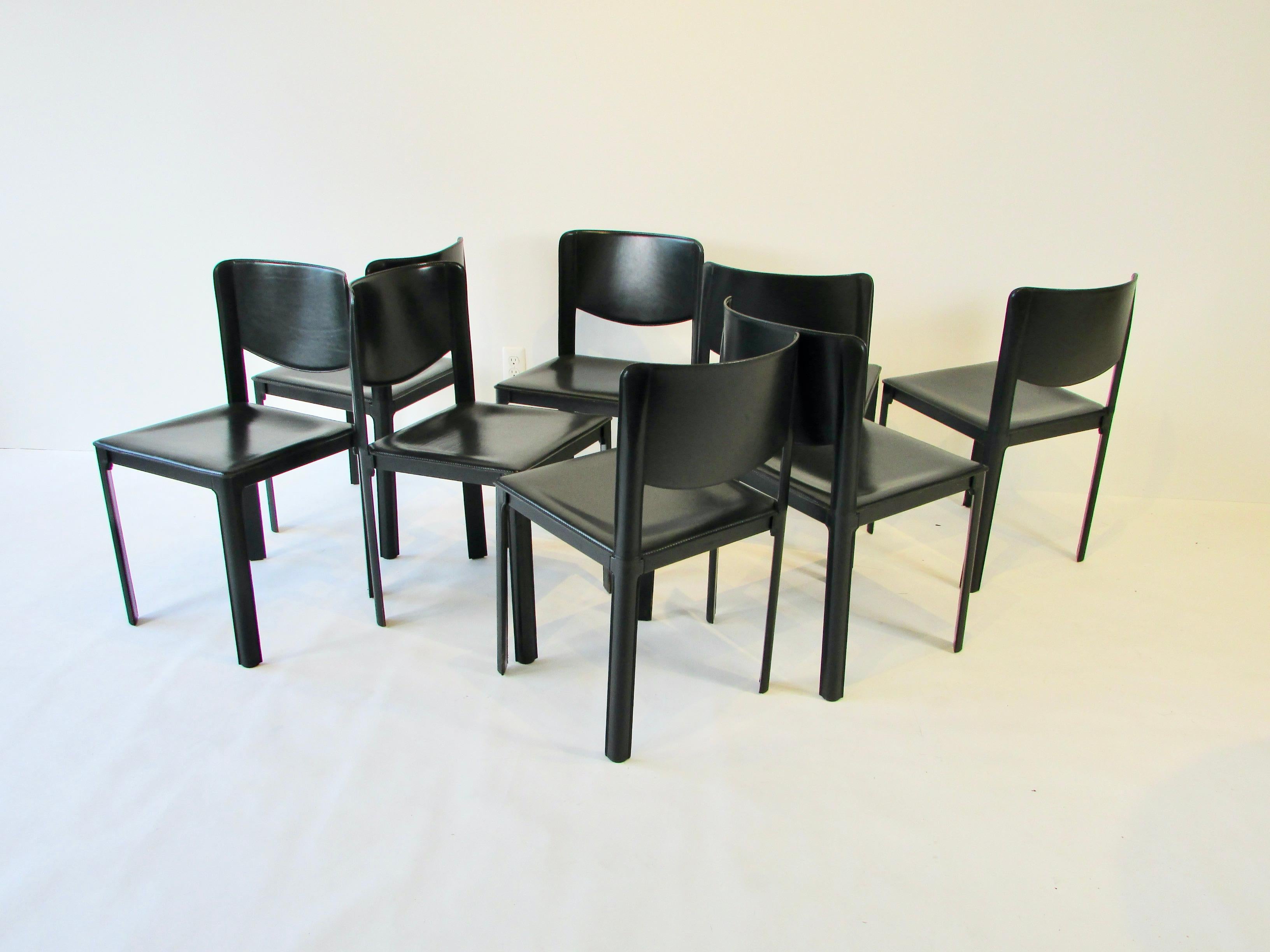 Juego de ocho sillas de comedor de cuero negro italiano Matteo Grassi Moderno de mediados de siglo en venta