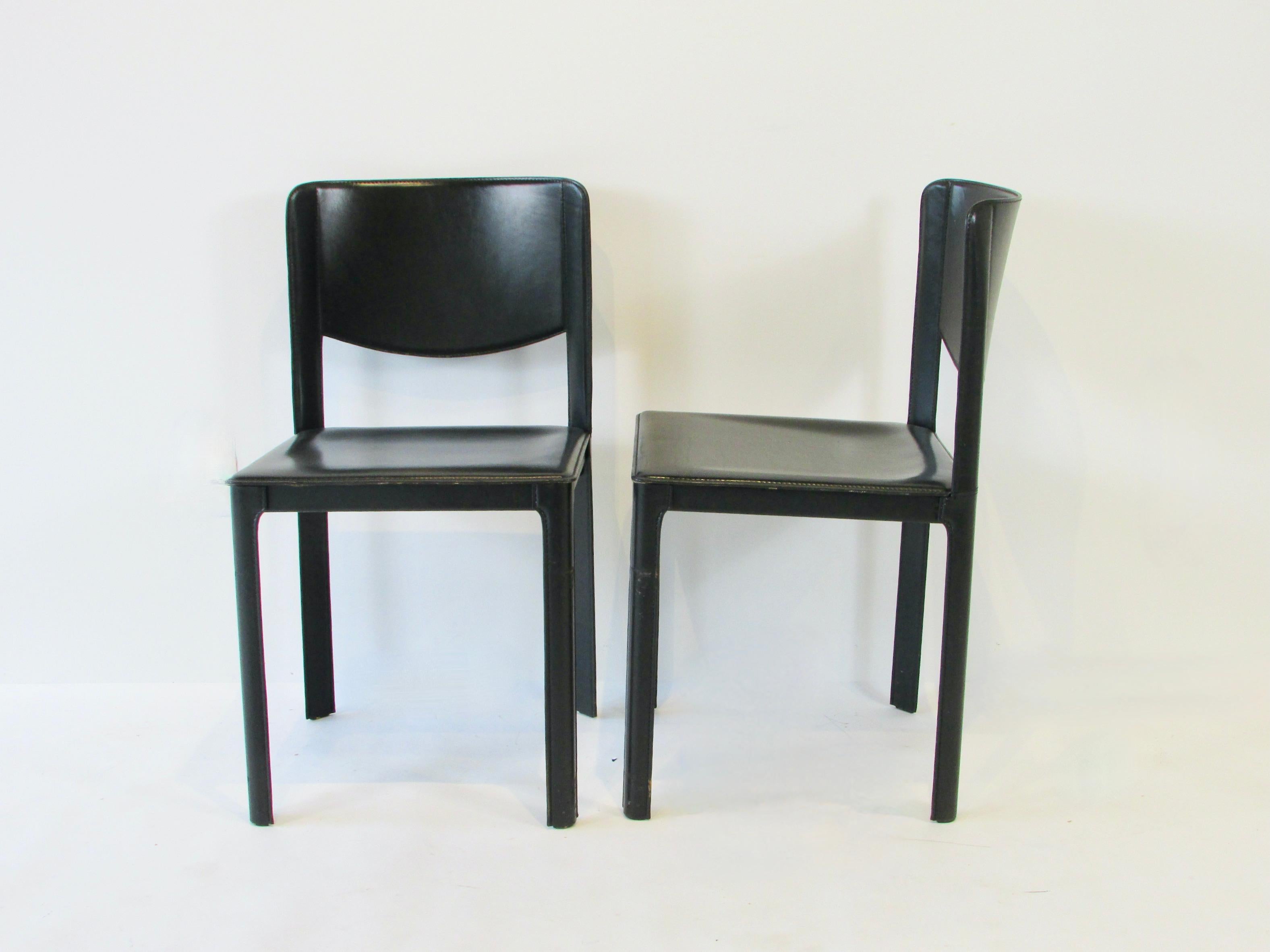 Juego de ocho sillas de comedor de cuero negro italiano Matteo Grassi Italiano en venta