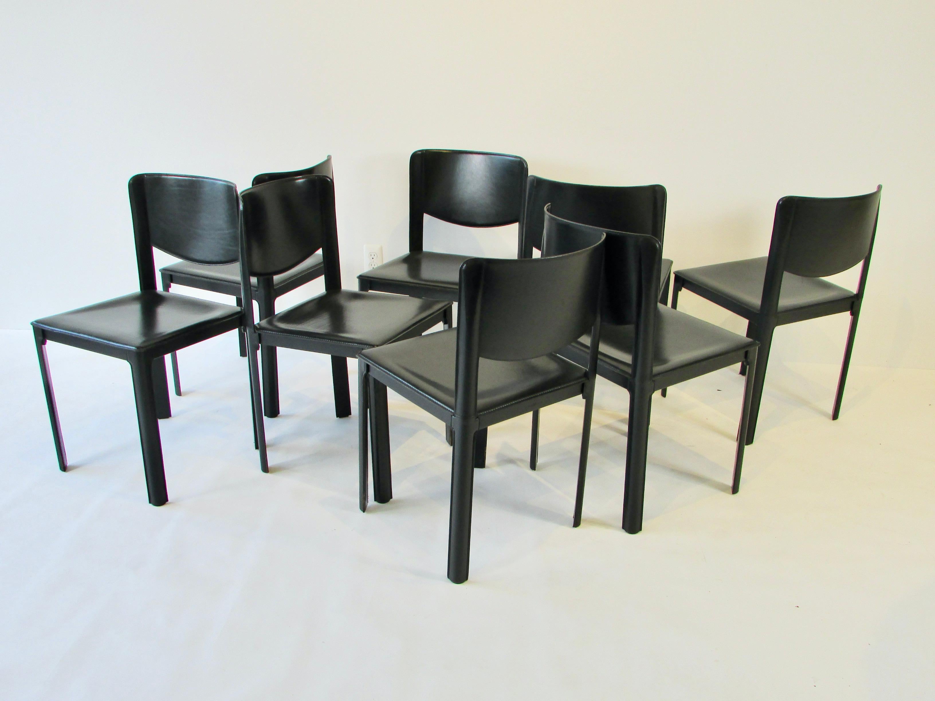 Ensemble de huit chaises de salle à manger en cuir noir italien Matteo Grassi Bon état - En vente à Ferndale, MI