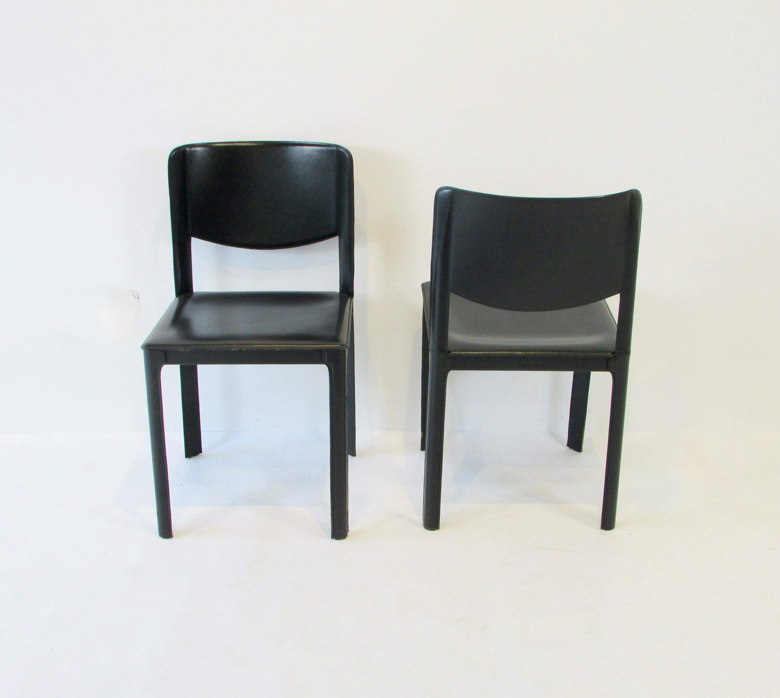 Juego de ocho sillas de comedor de cuero negro italiano Matteo Grassi siglo XX en venta