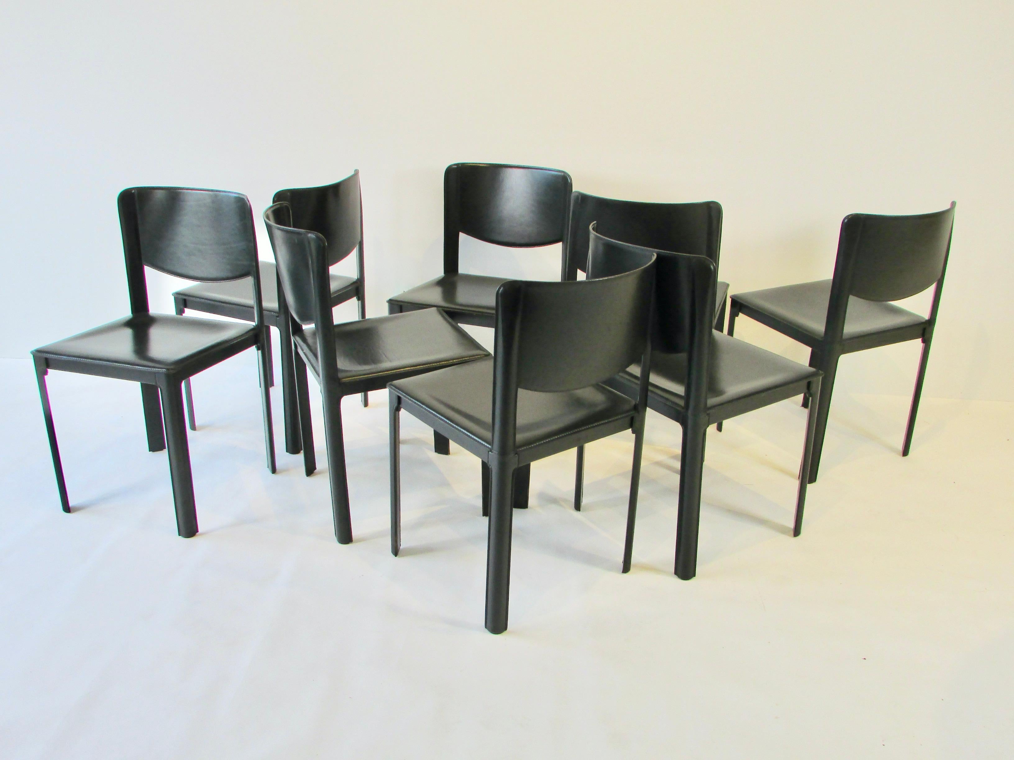 Juego de ocho sillas de comedor de cuero negro italiano Matteo Grassi Cuero en venta