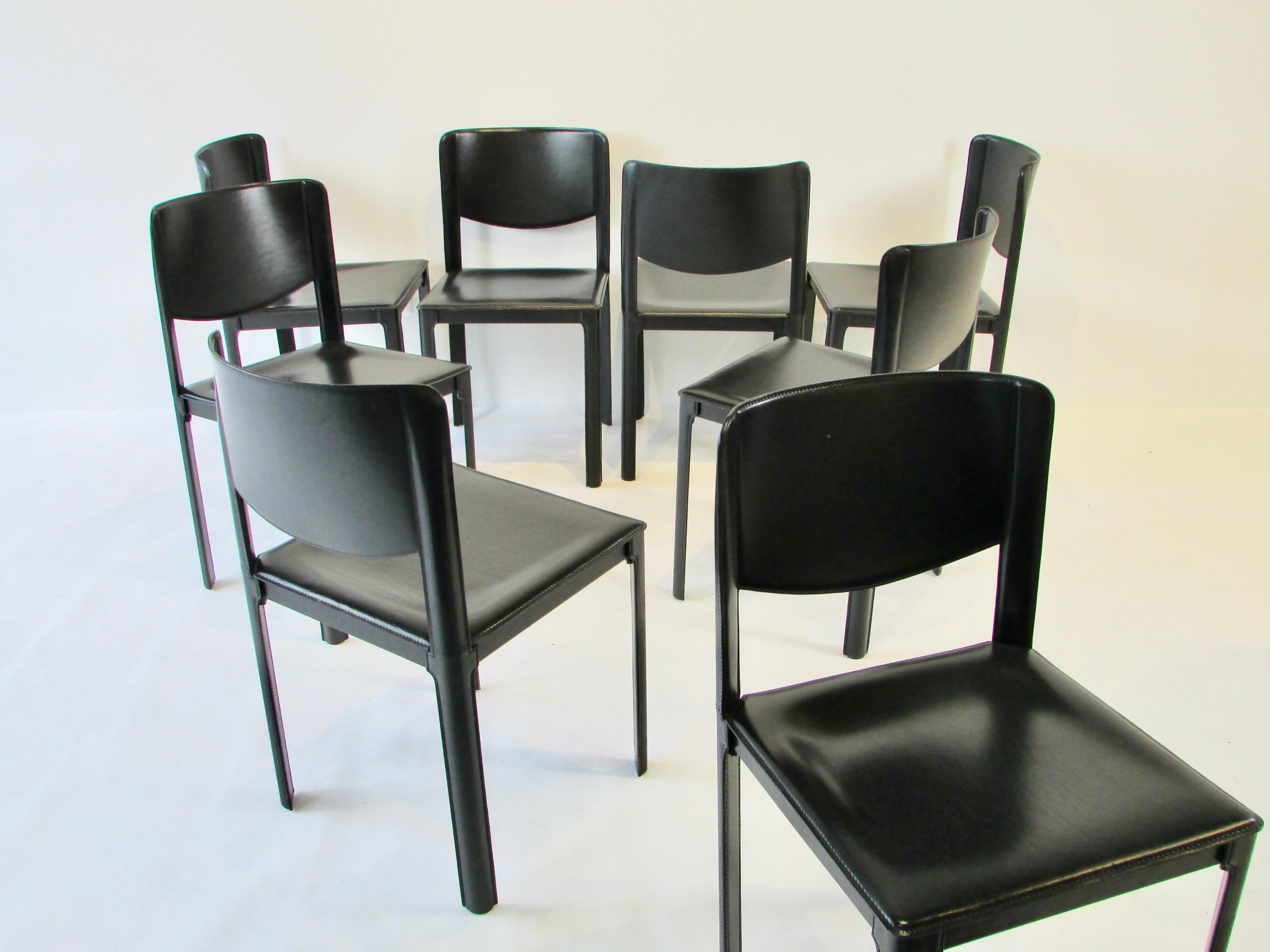 Juego de ocho sillas de comedor de cuero negro italiano Matteo Grassi en venta 2