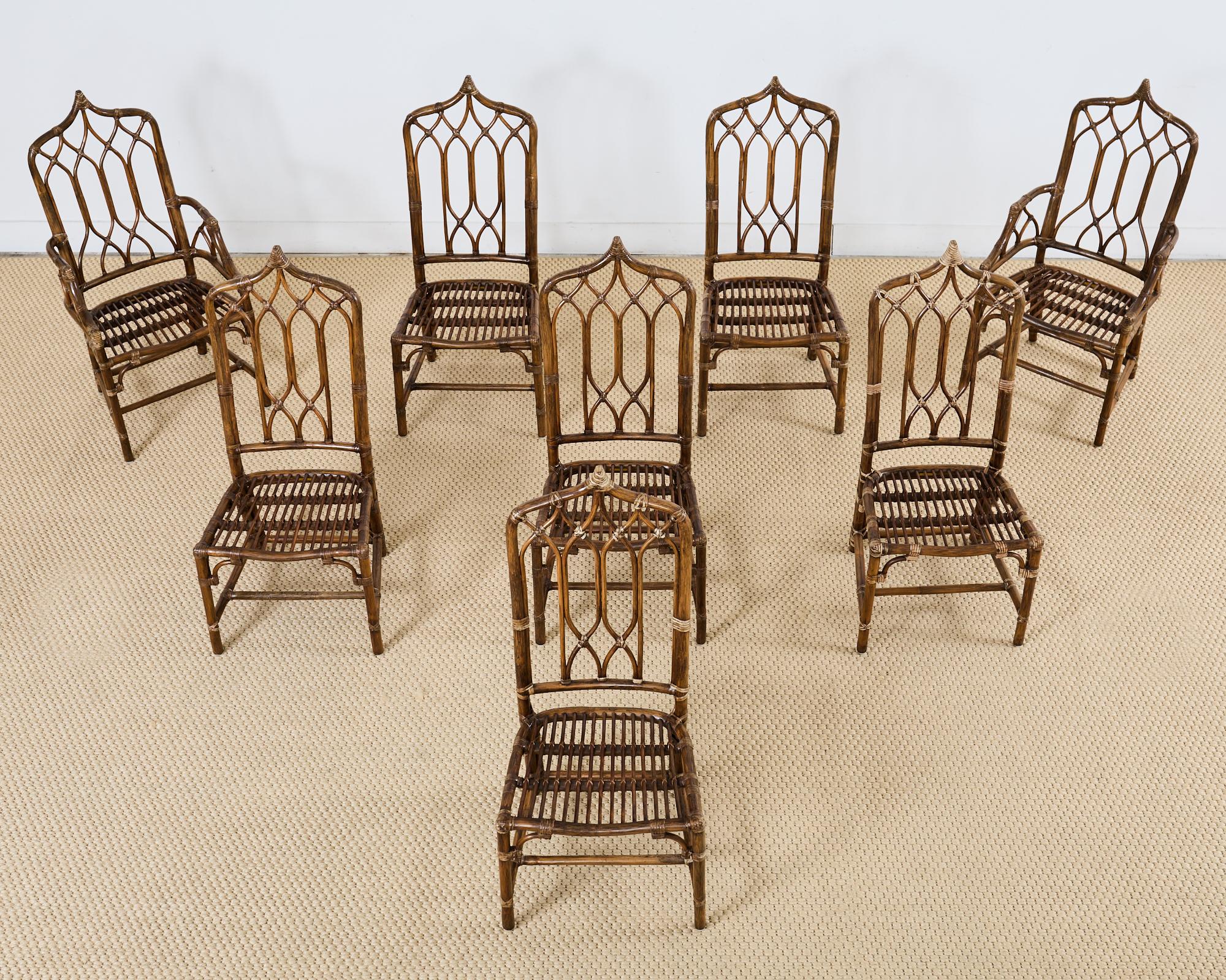 Fatto a mano Set di otto sedie da pranzo McGuire con schienale alto in rattan a cattedrale in vendita