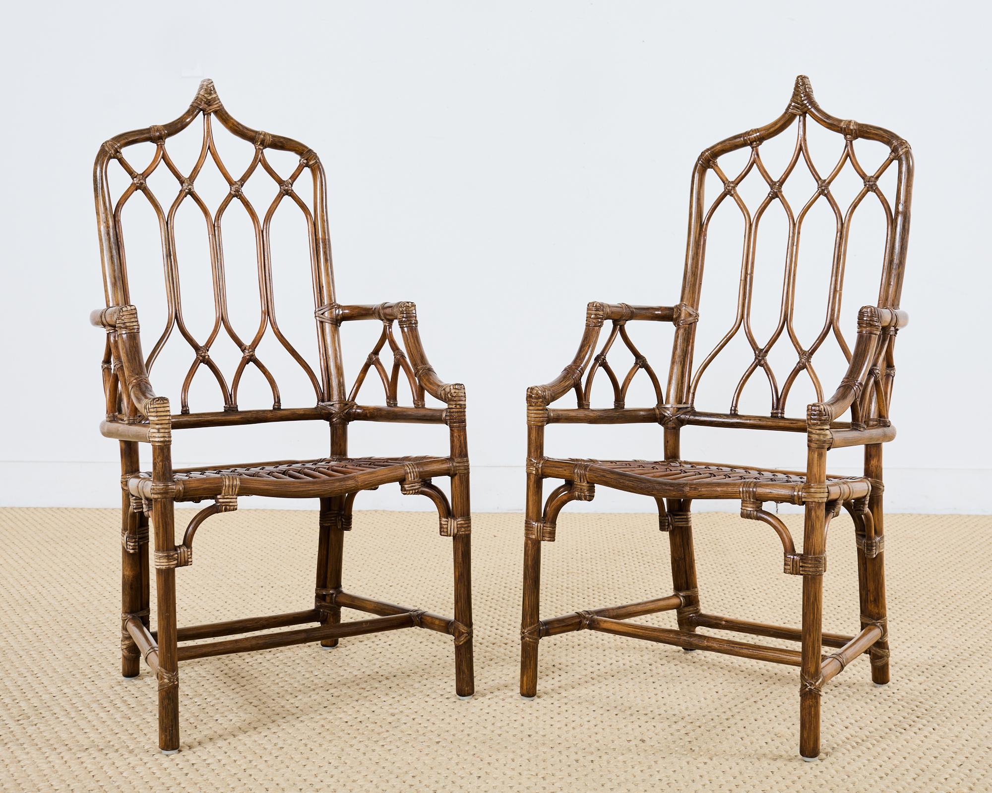 Pelle Set di otto sedie da pranzo McGuire con schienale alto in rattan a cattedrale in vendita