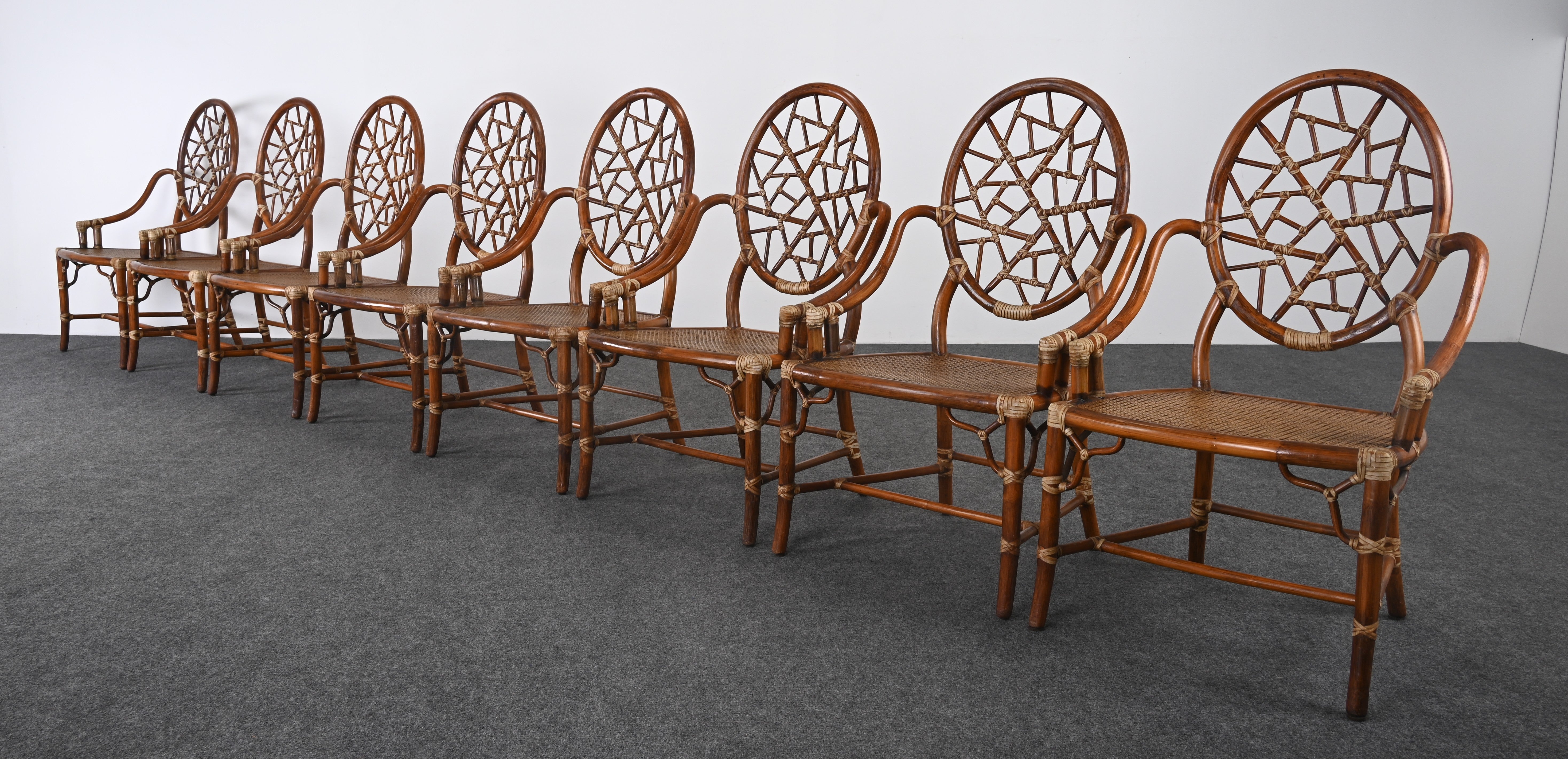 Un elegante set di otto sedie da pranzo McGuire 