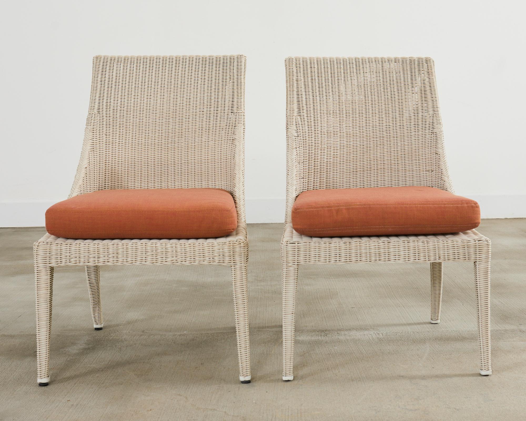 Juego de ocho sillas de comedor de jardín de mimbre y resina McGuire en venta 3