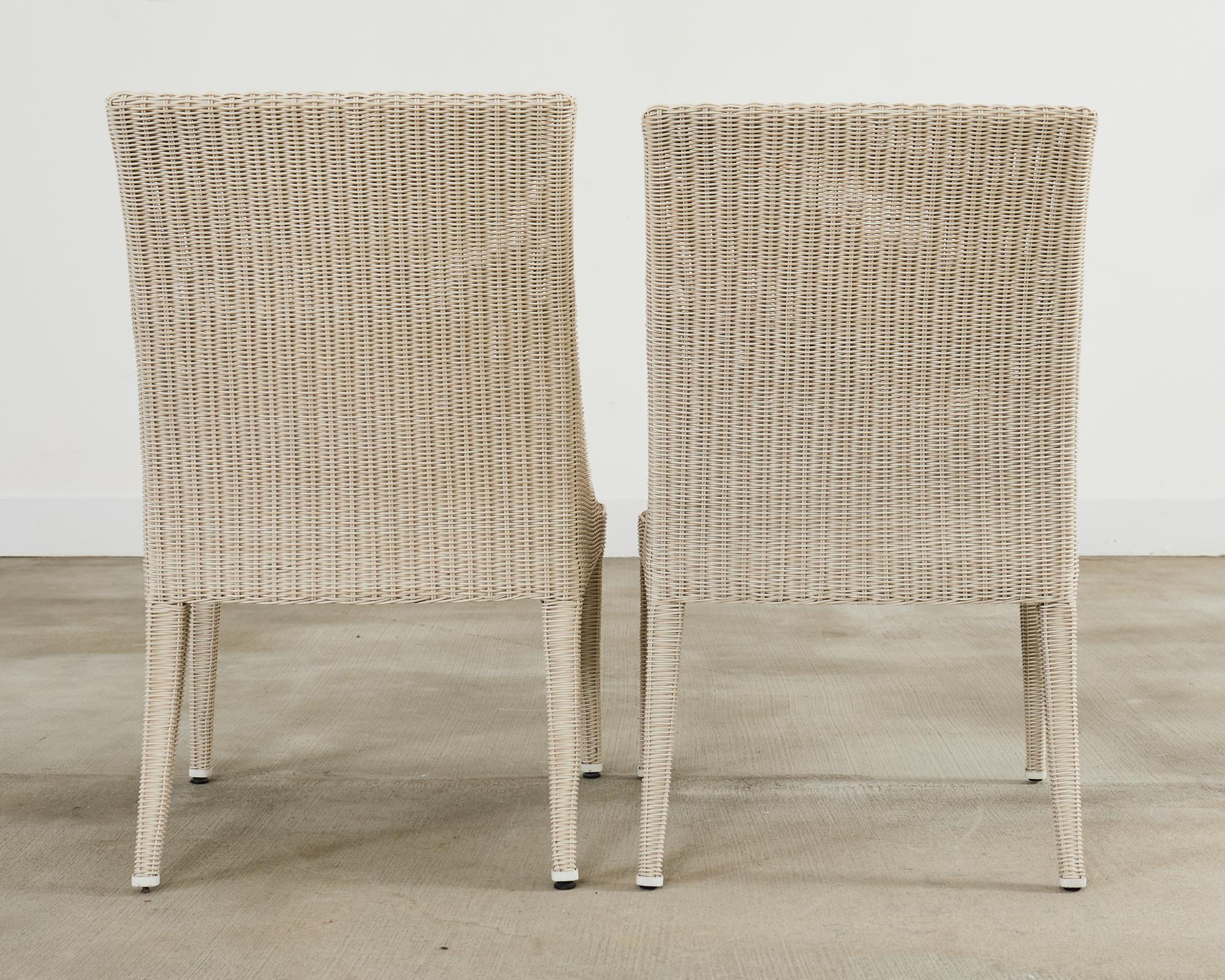 Juego de ocho sillas de comedor de jardín de mimbre y resina McGuire en venta 7