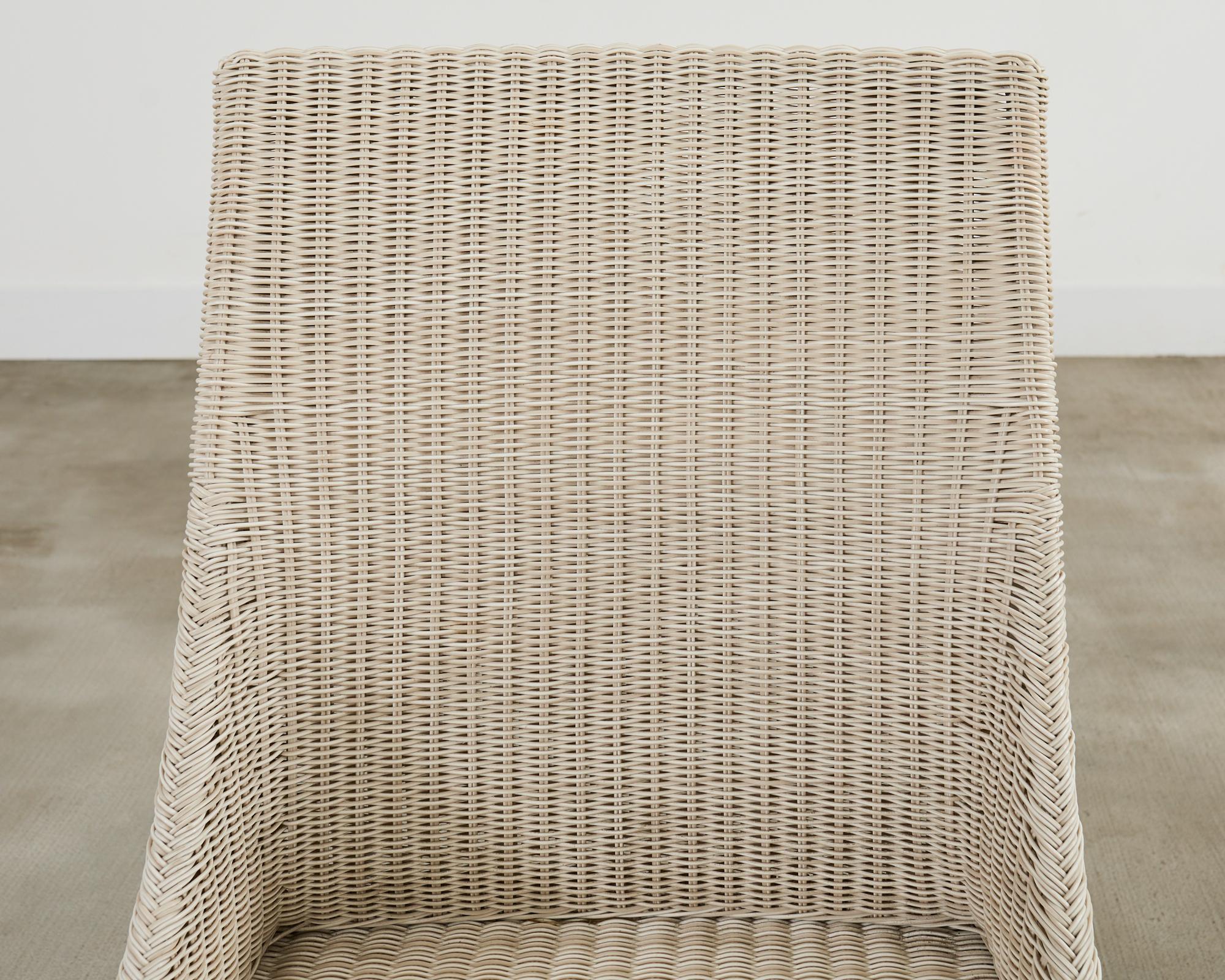 Juego de ocho sillas de comedor de jardín de mimbre y resina McGuire en venta 9