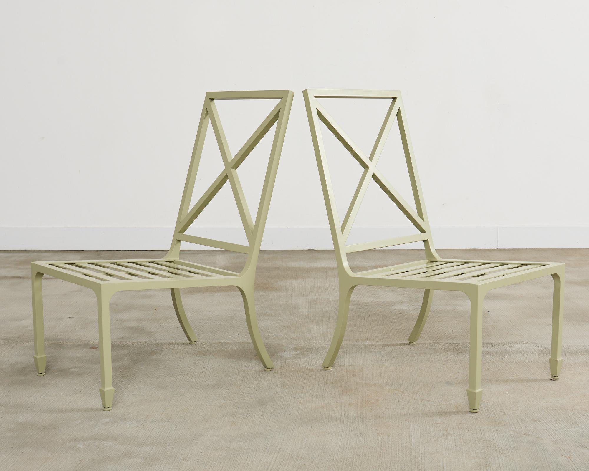 Conjunto de ocho sillas de comedor de jardín McKinnon and Harris en venta 2