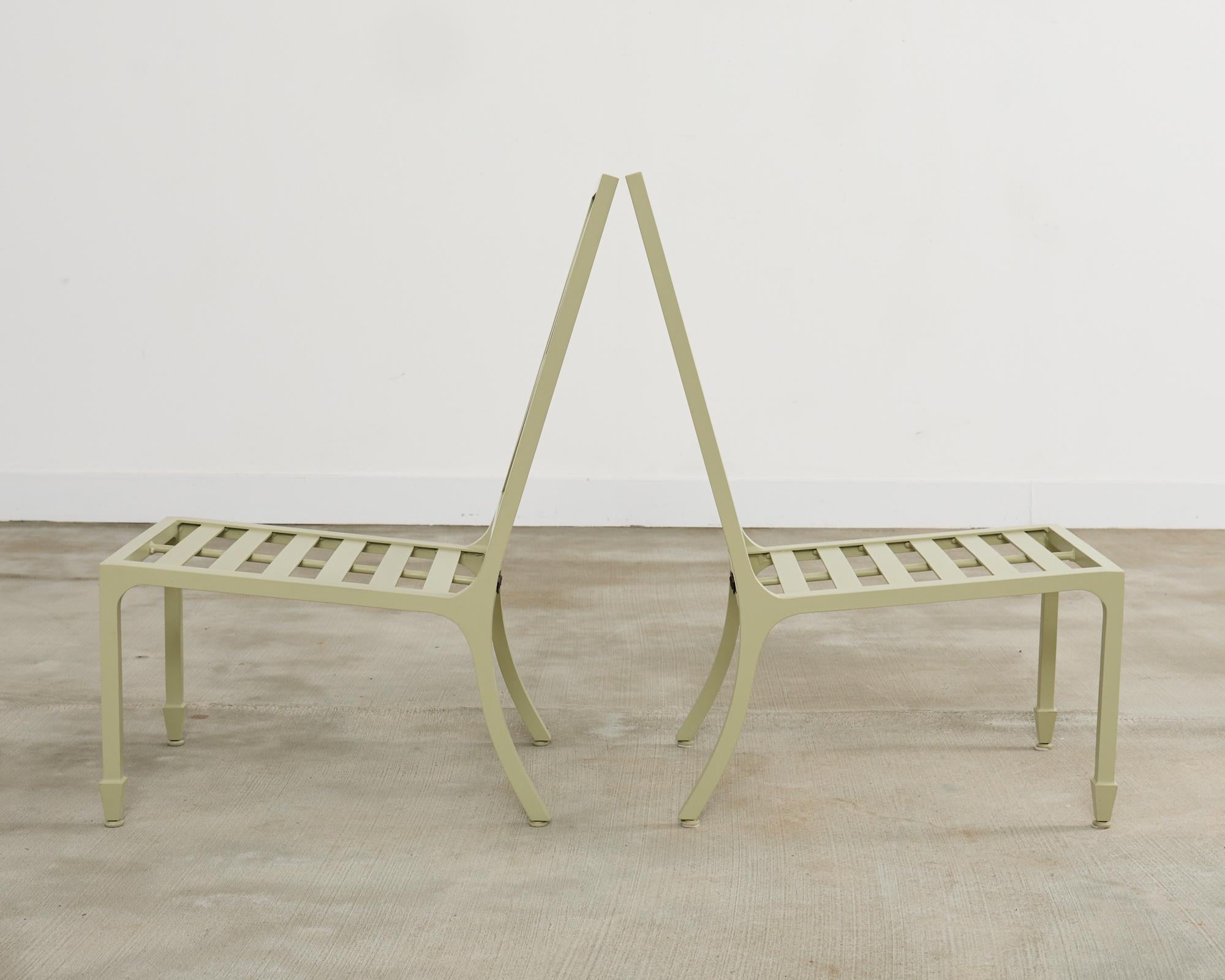 Conjunto de ocho sillas de comedor de jardín McKinnon and Harris en venta 3