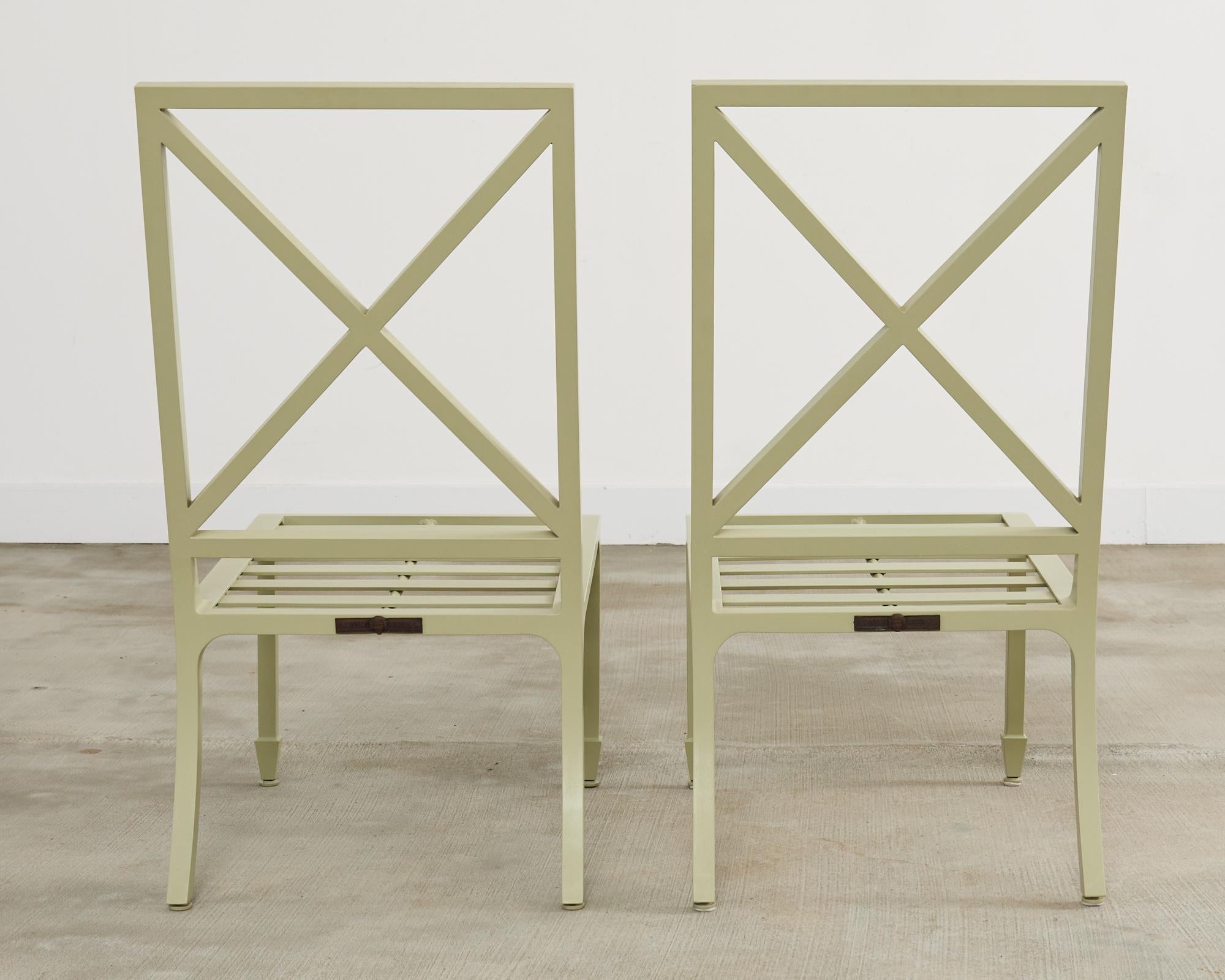 Conjunto de ocho sillas de comedor de jardín McKinnon and Harris en venta 6