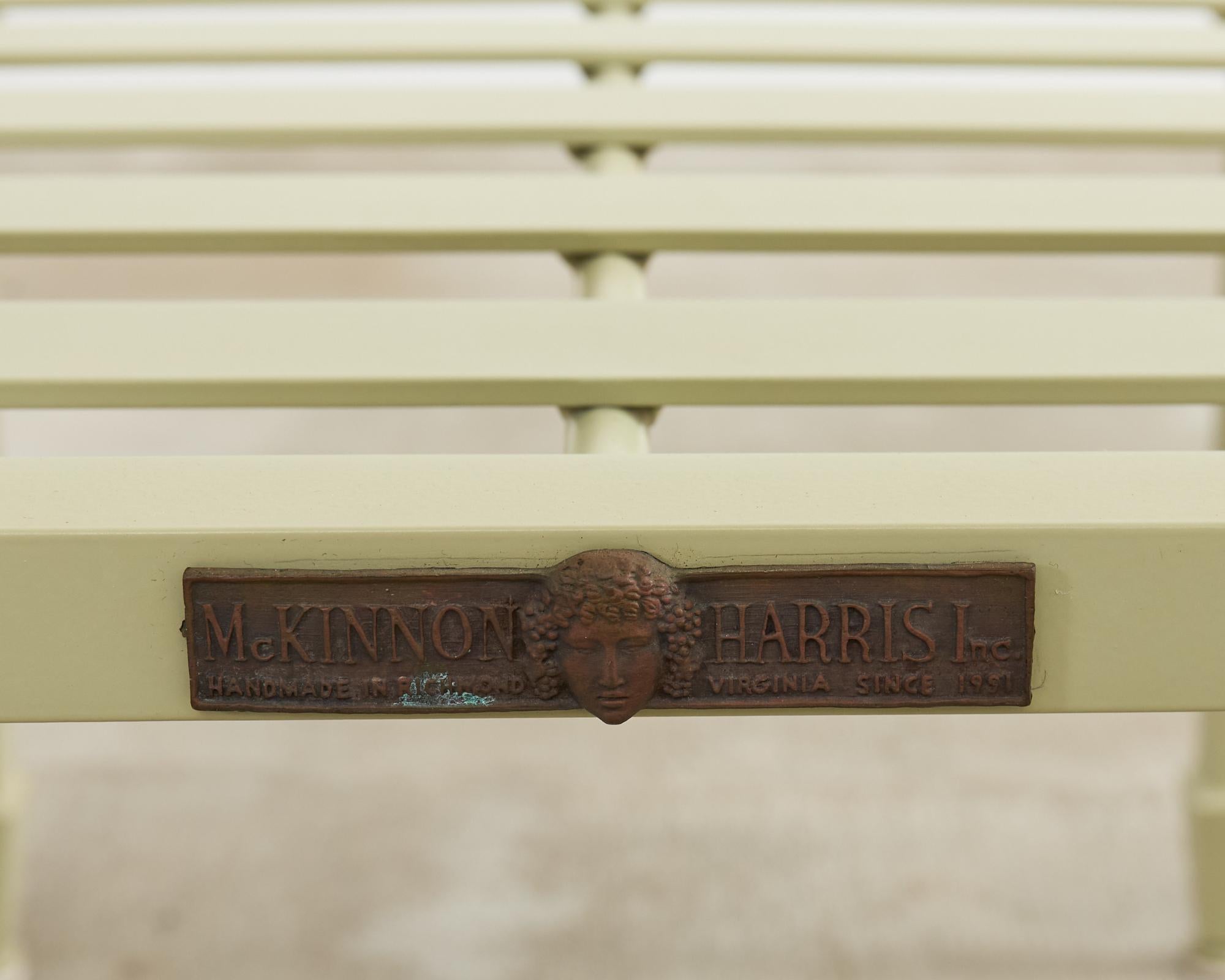 Conjunto de ocho sillas de comedor de jardín McKinnon and Harris en venta 7