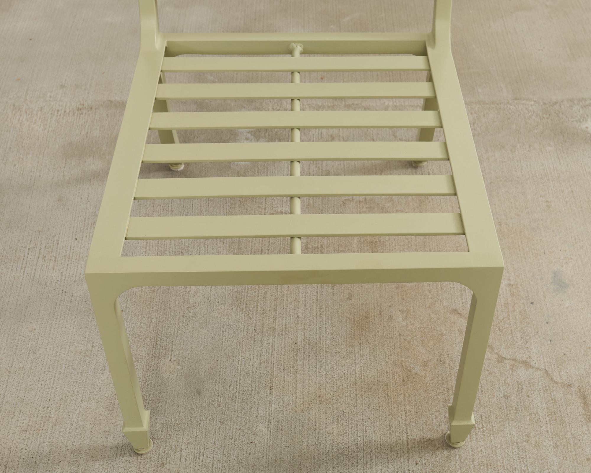 Conjunto de ocho sillas de comedor de jardín McKinnon and Harris en venta 9