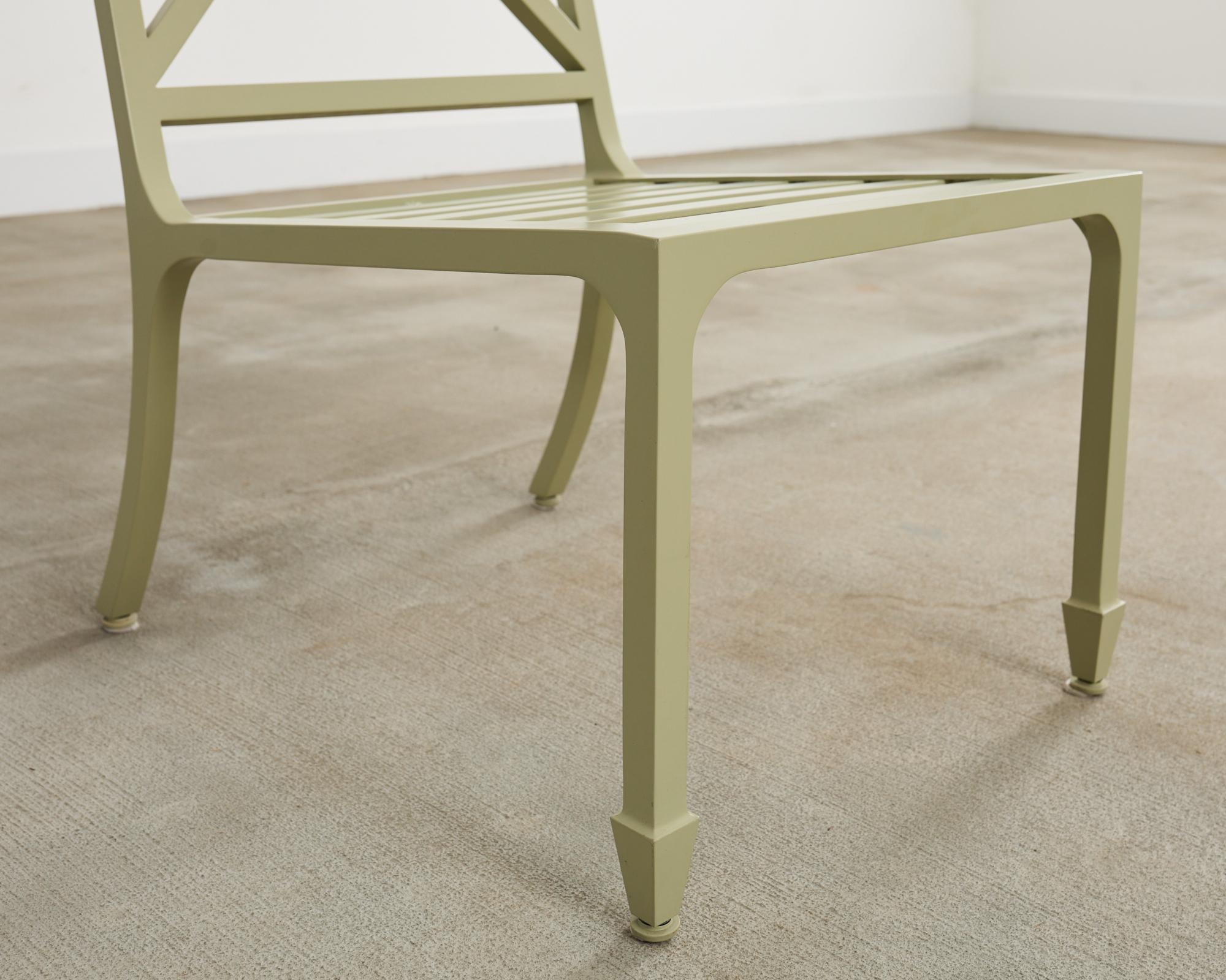 Conjunto de ocho sillas de comedor de jardín McKinnon and Harris en venta 11
