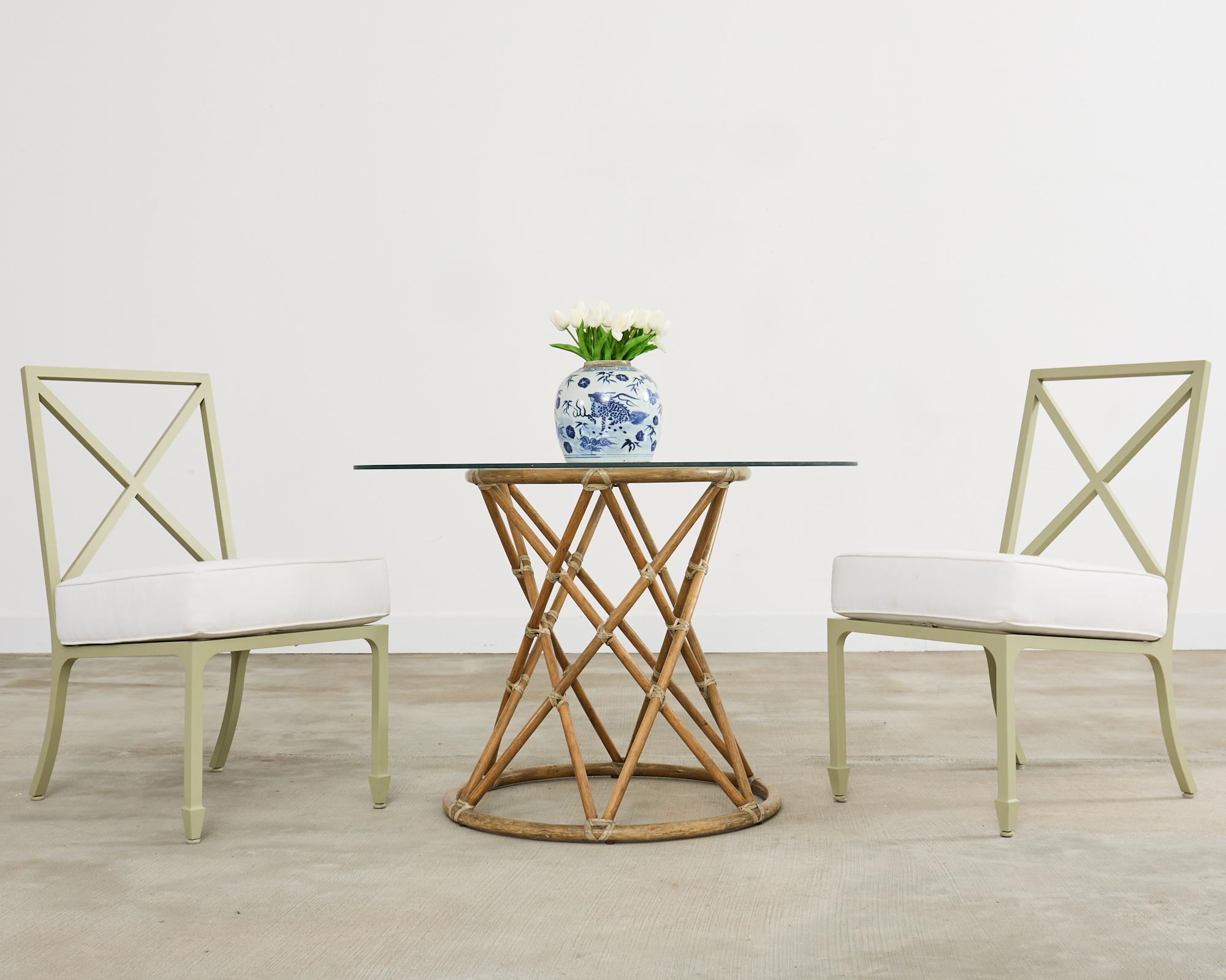 Raro juego de ocho sillas de aluminio artesanales para comedor de patio y jardín, de McKinnon and Harris Richmond, Virginia. Las sillas de comedor de estilo neoclásico pertenecen a la colección Beaufort y presentan un respaldo en forma de X. Las
