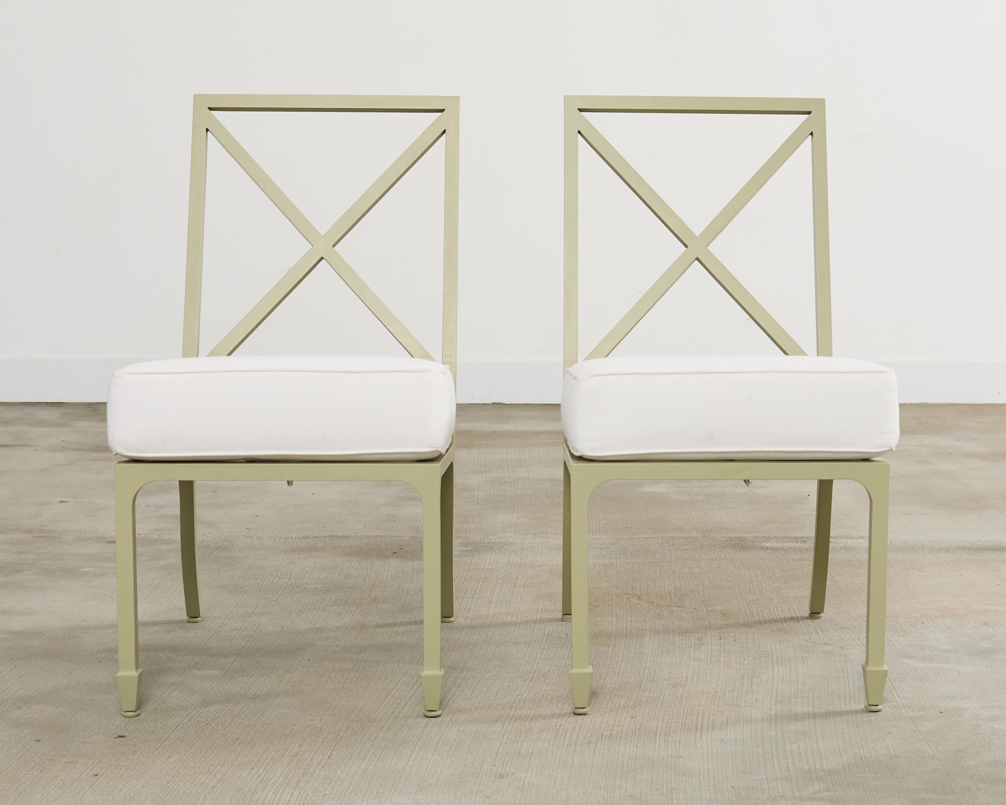Conjunto de ocho sillas de comedor de jardín McKinnon and Harris Hecho a mano en venta