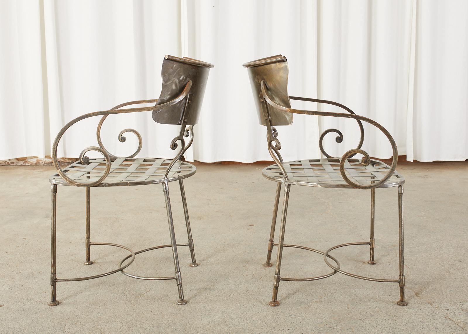 Satz von acht Metall-Garten-Esszimmerstühlen von Arhaus im Zustand „Gut“ im Angebot in Rio Vista, CA