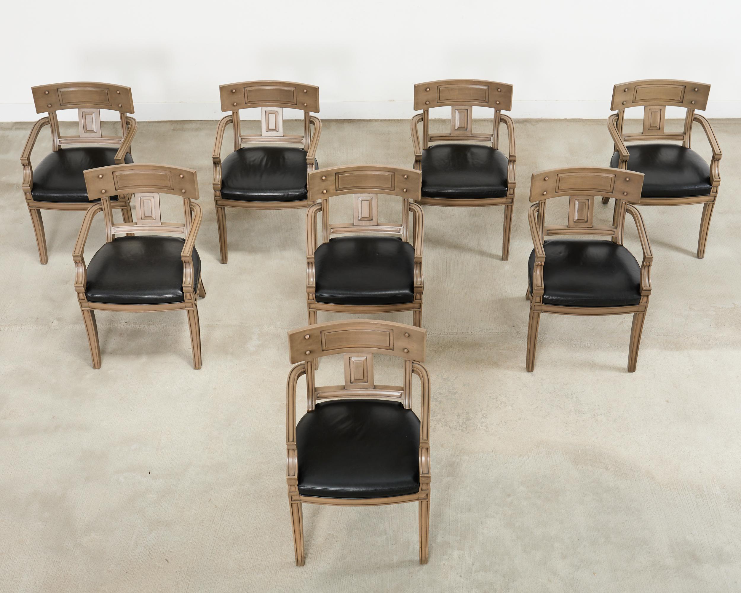 Satz von acht Michael Taylor Style Klismos Dining Armchairs (Neoklassisch) im Angebot