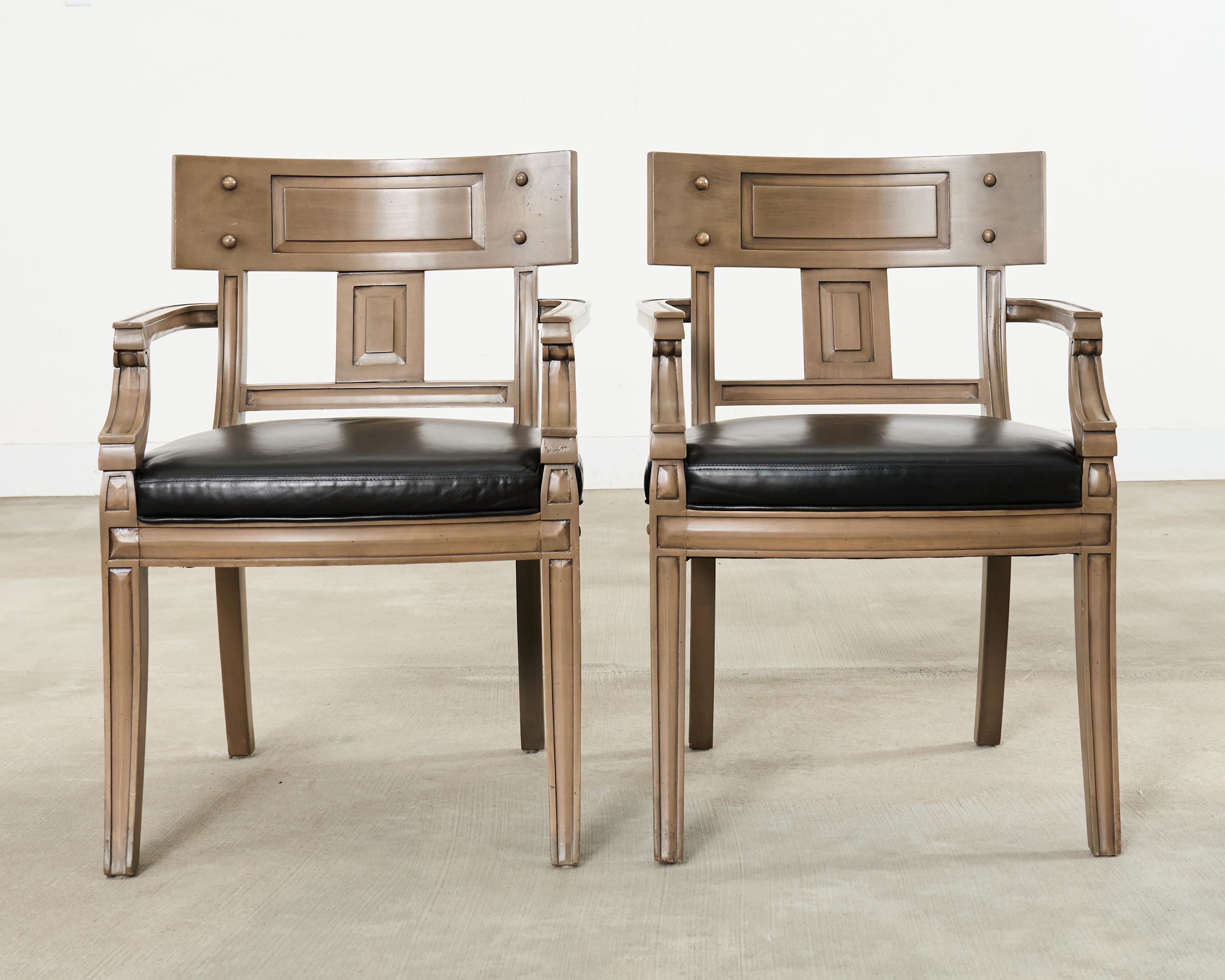 Satz von acht Michael Taylor Style Klismos Dining Armchairs (amerikanisch) im Angebot